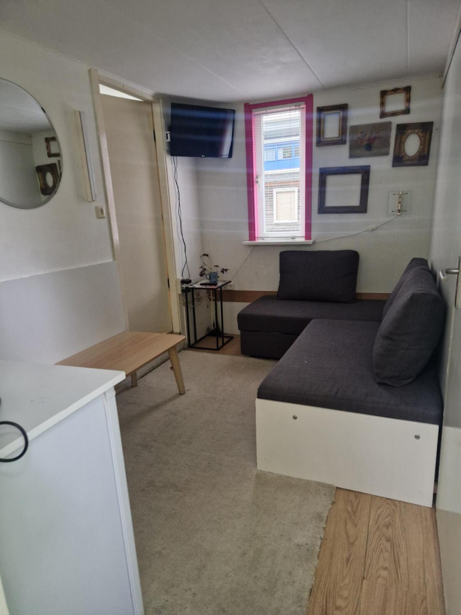 Houseboat Bed & Breakfast *