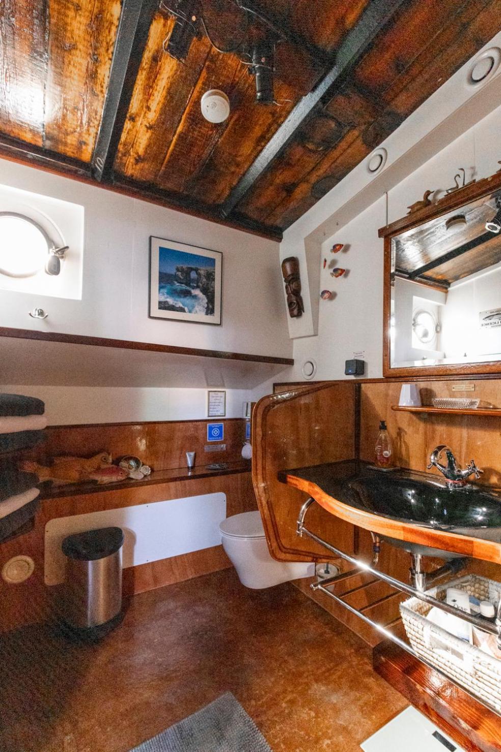 Anna Houseboat Botel