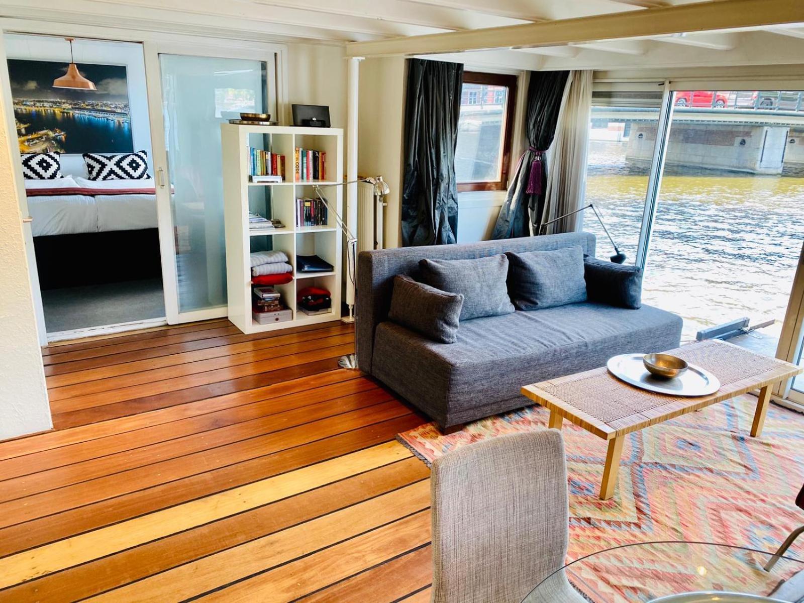 Rembrandt Square Boat Botel *