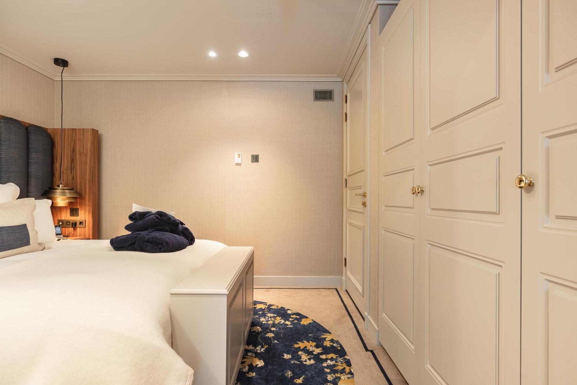 717 Hotel