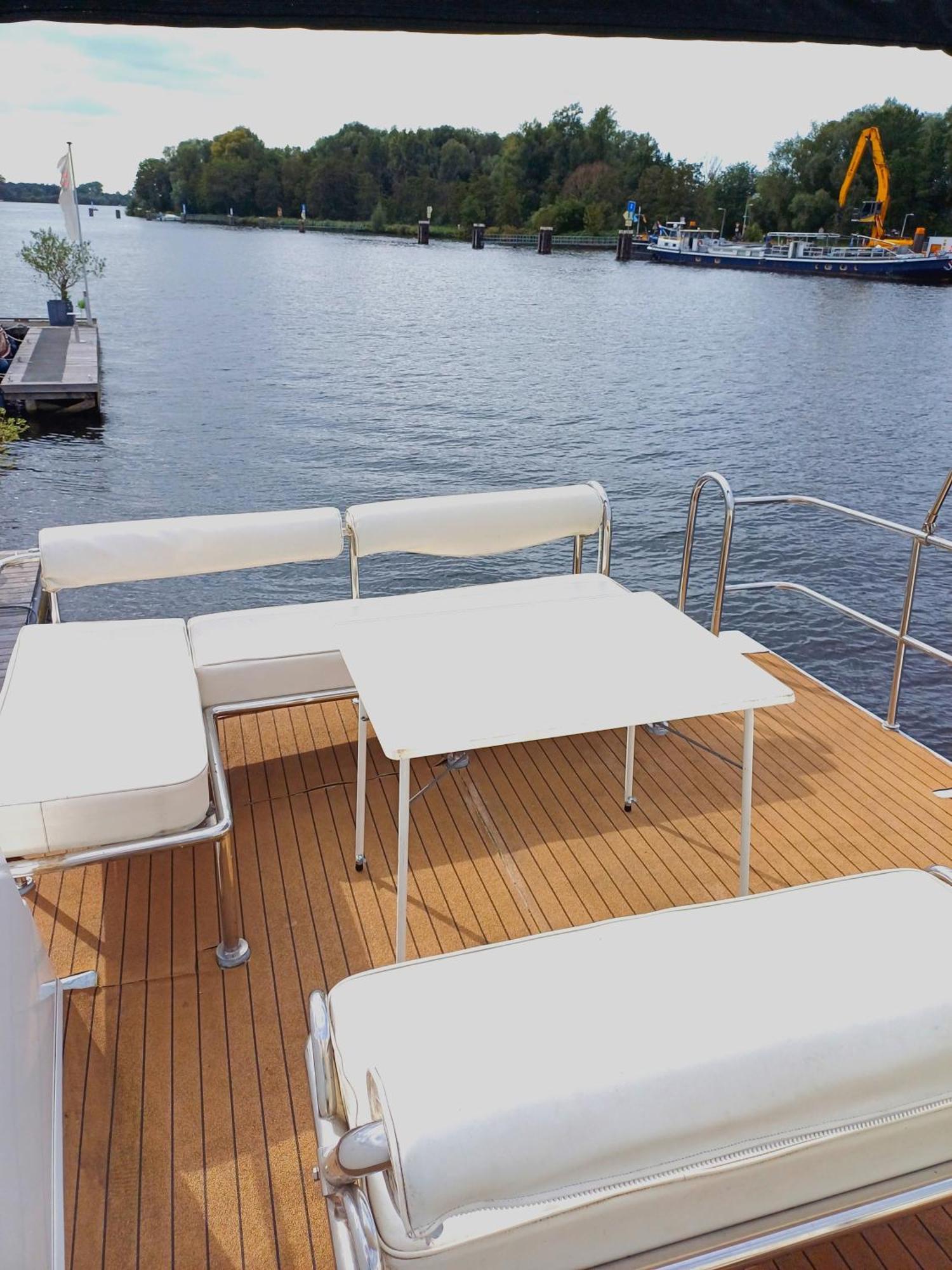 Motorjacht At Ease Botel *