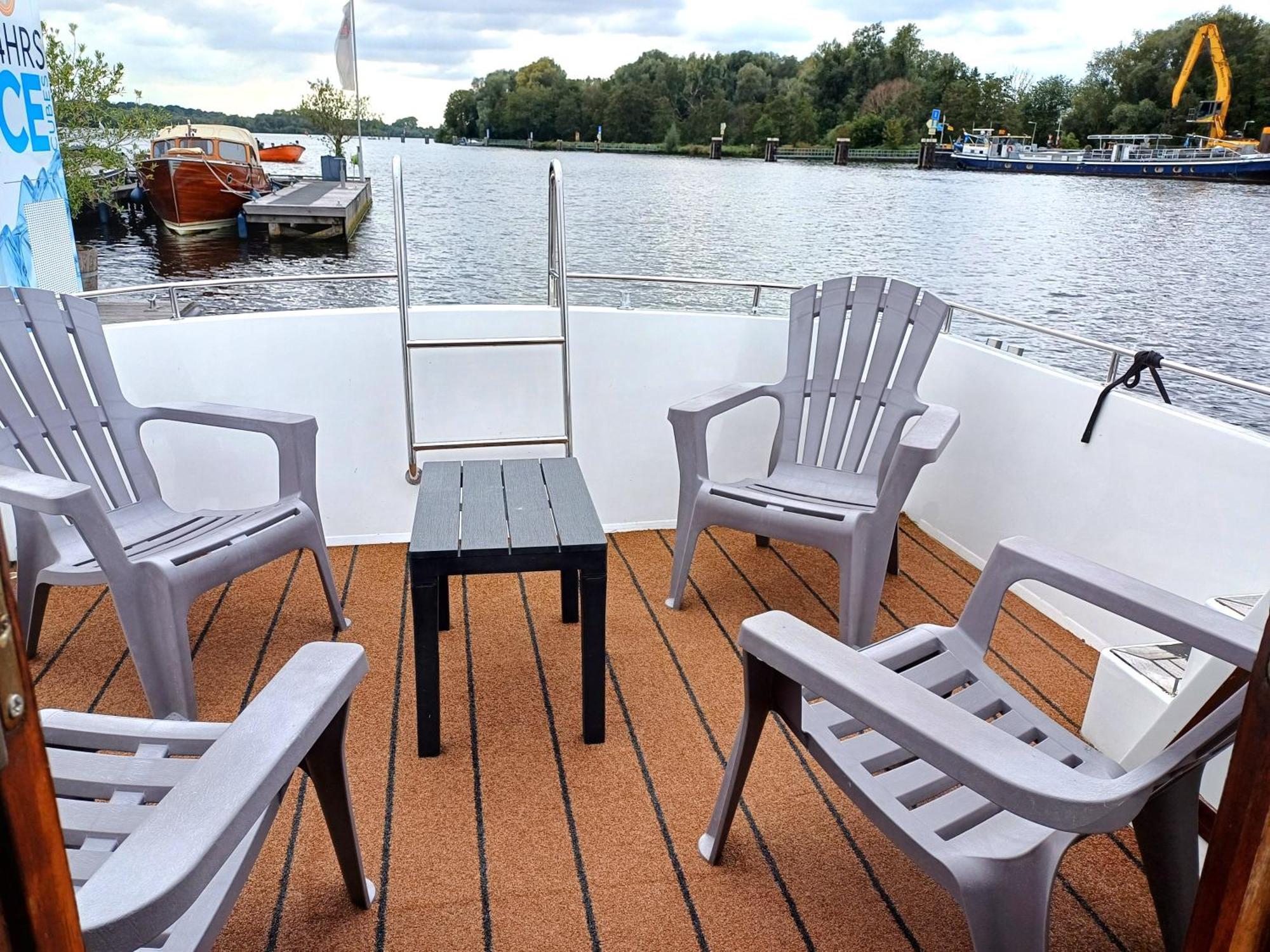 Botel Motorjacht At Ease *