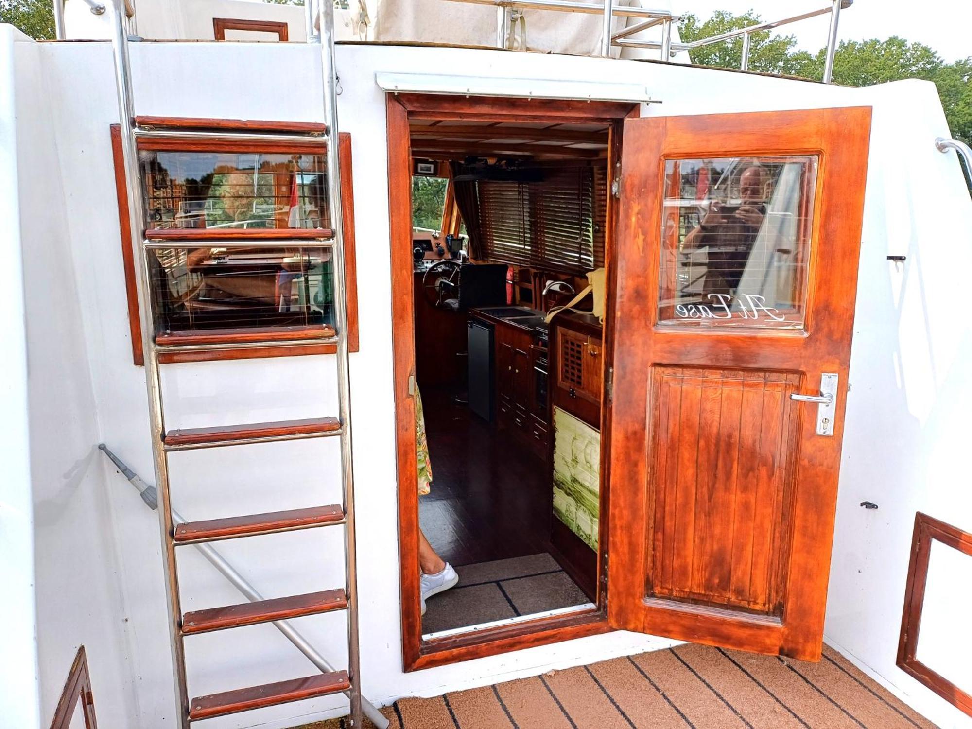 Motorjacht At Ease Botel