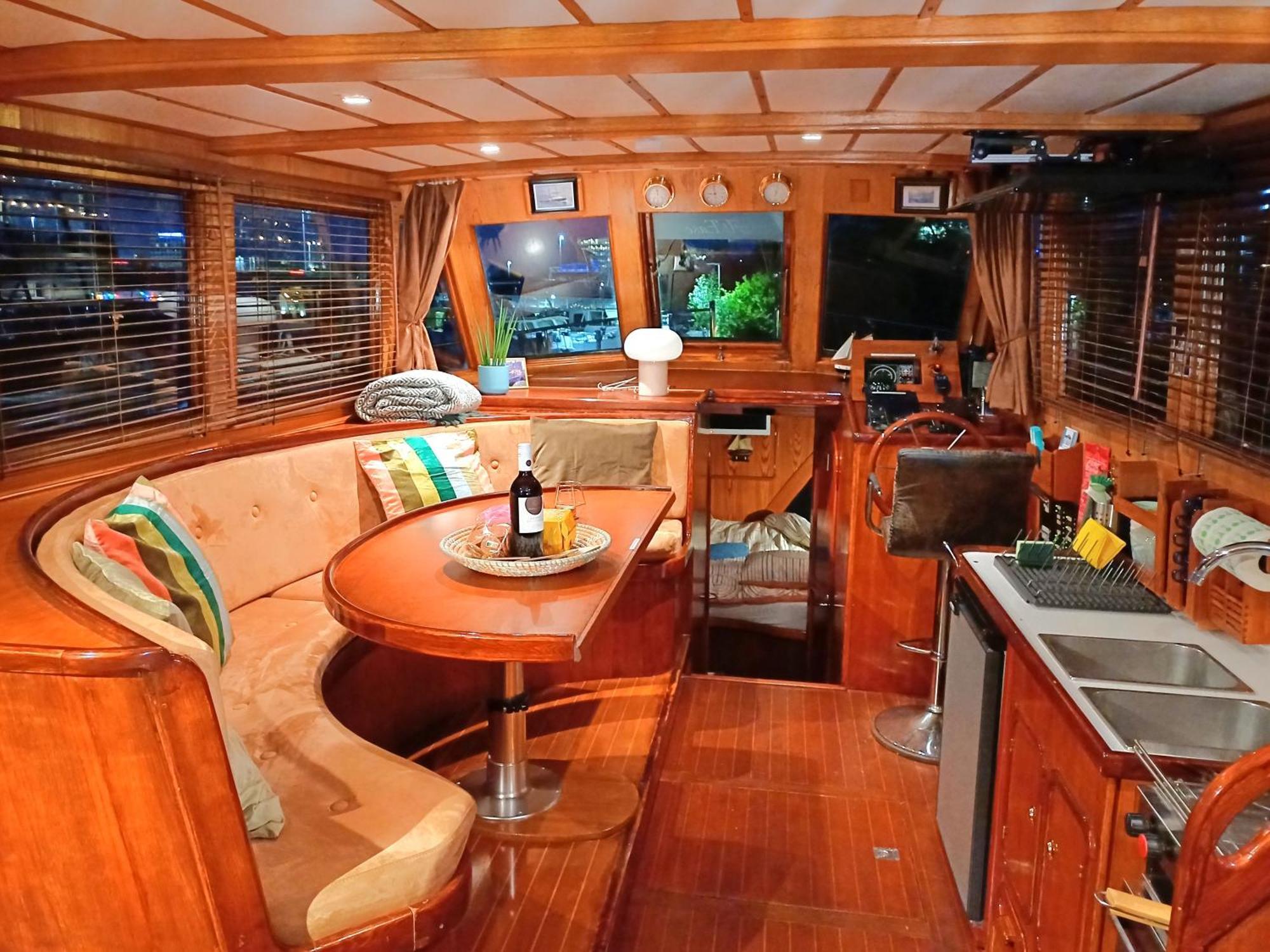 Motorjacht At Ease Botel *