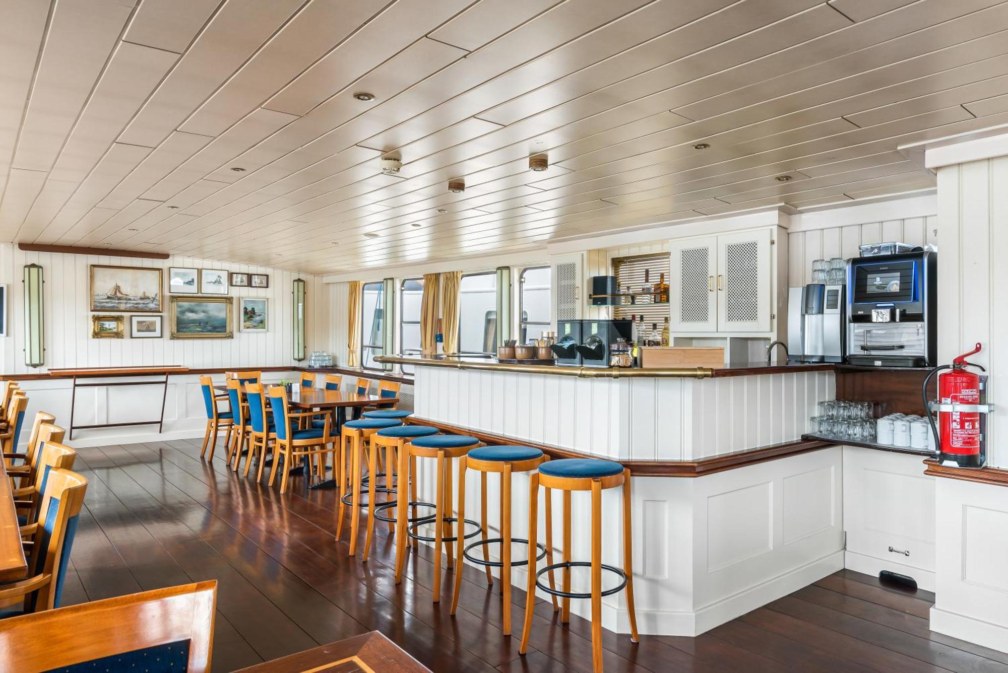 Sailing Hotel *