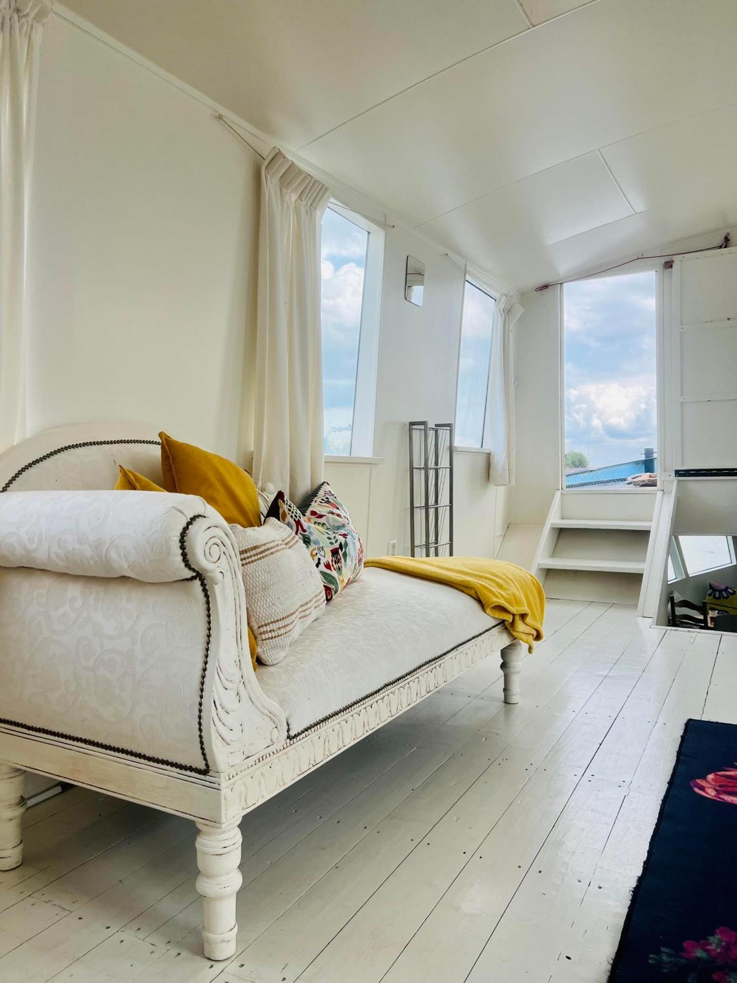 The Island Houseboat Botel *