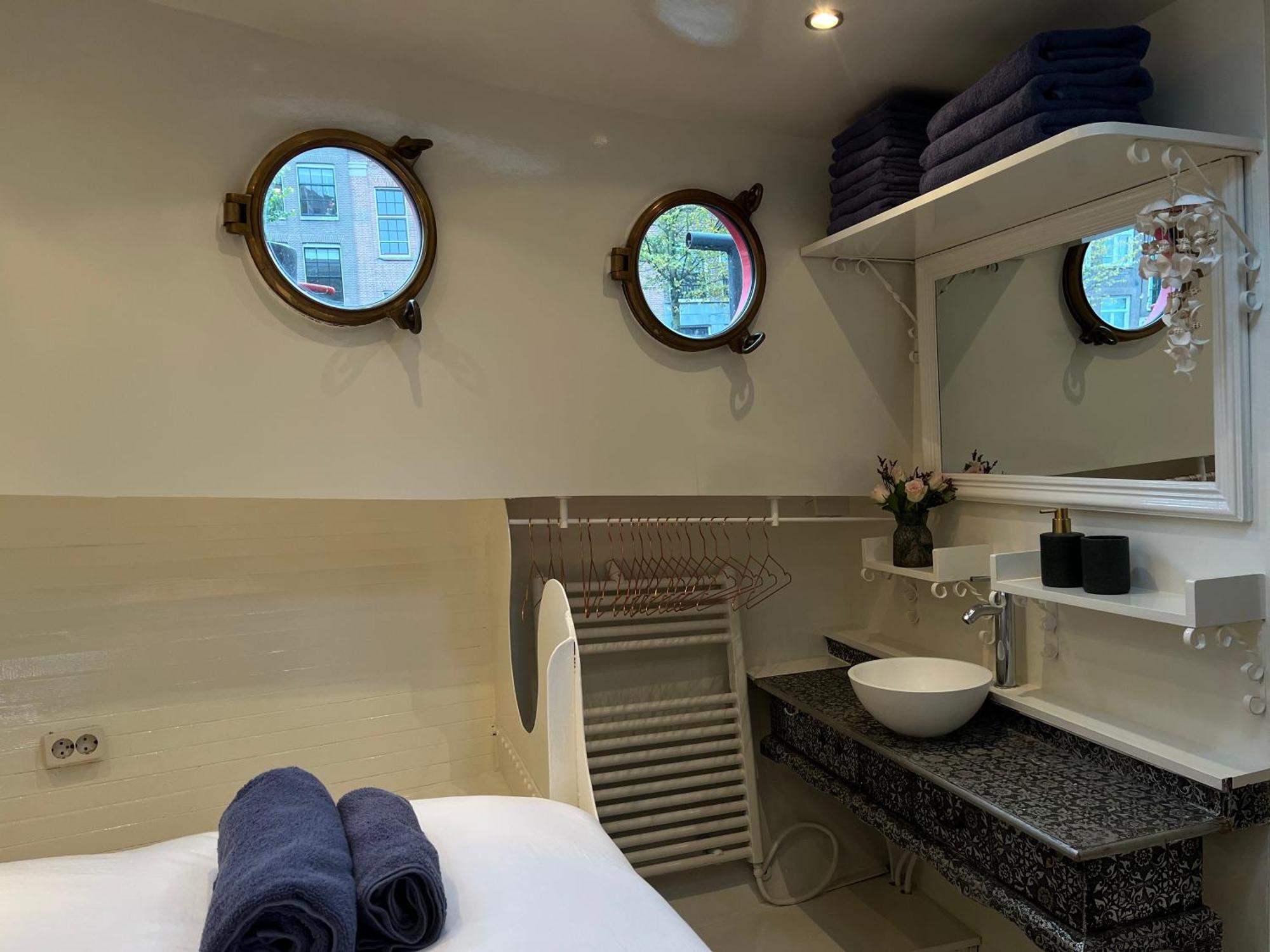 Homestay Woonboot Josja