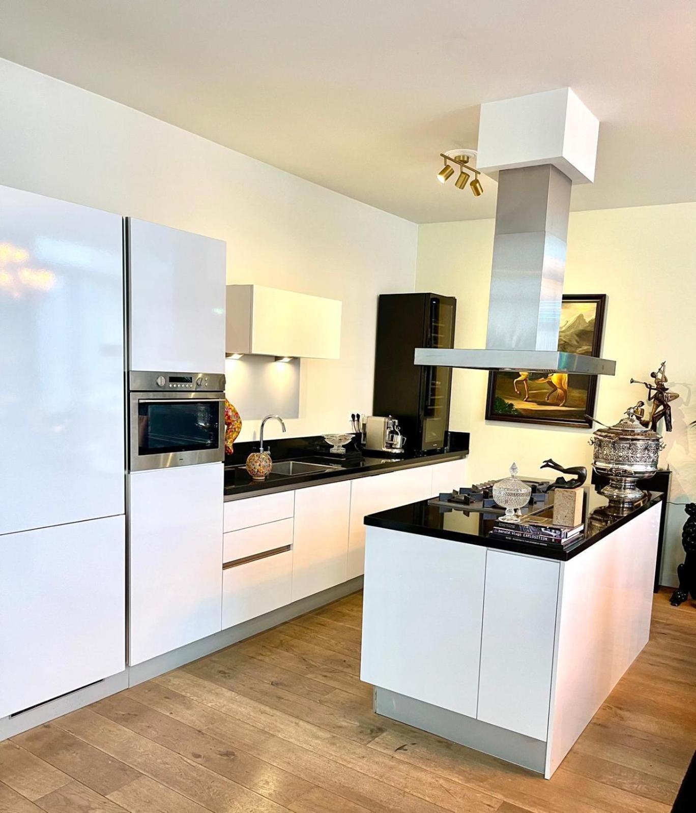 Luxury Center With Canal View 1 Kingsize Bed And 1 Sleeping Sofa Amsterdam