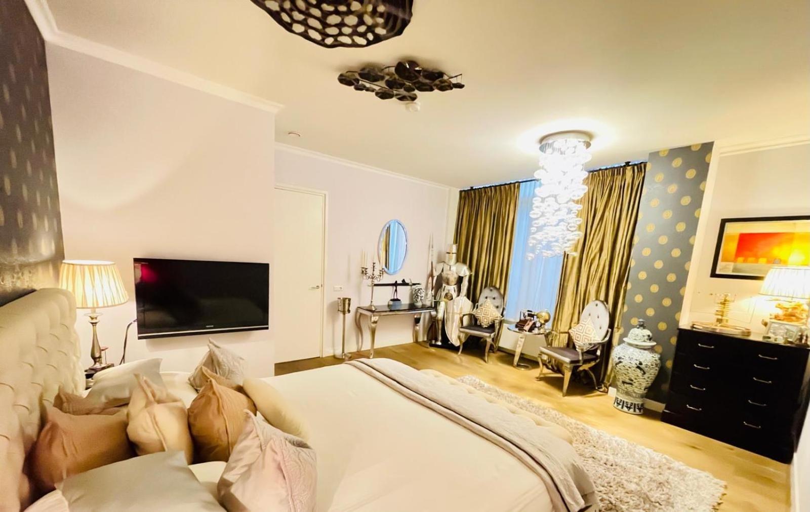 Apartment Luxury Center With Canal View 1 Kingsize Bed And 1 Sleeping Sofa Amsterdam