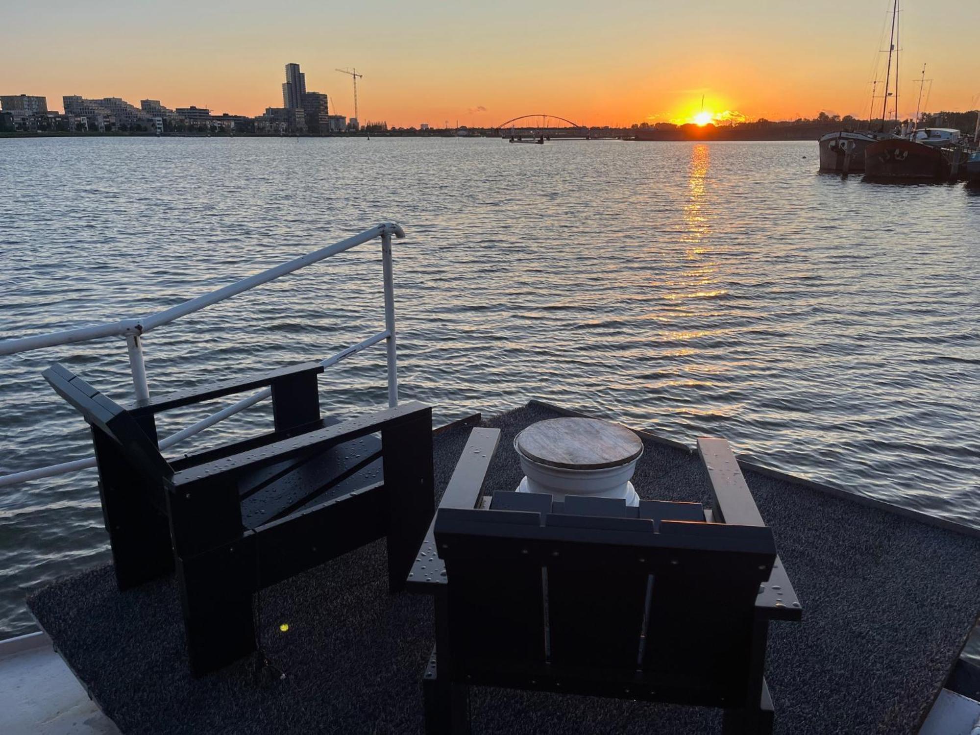 Couette-café Casey's View House Boat *