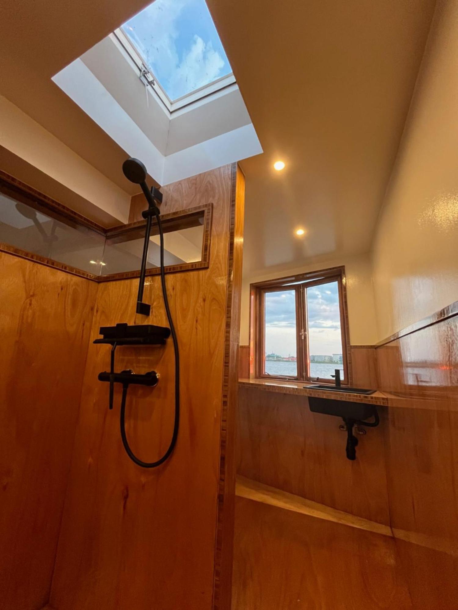 Couette-café Casey's View House Boat *