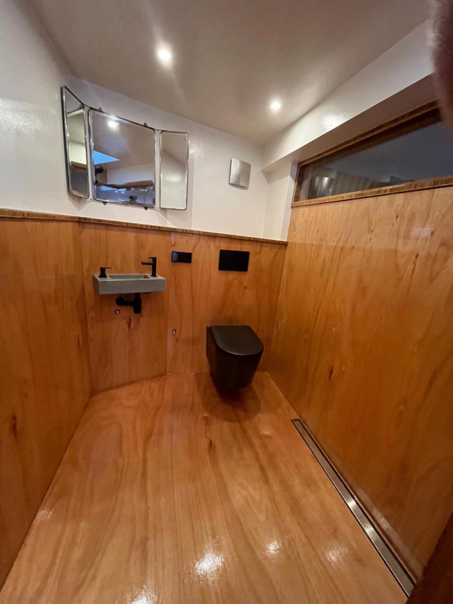 Casey's View House Boat Bed & Breakfast