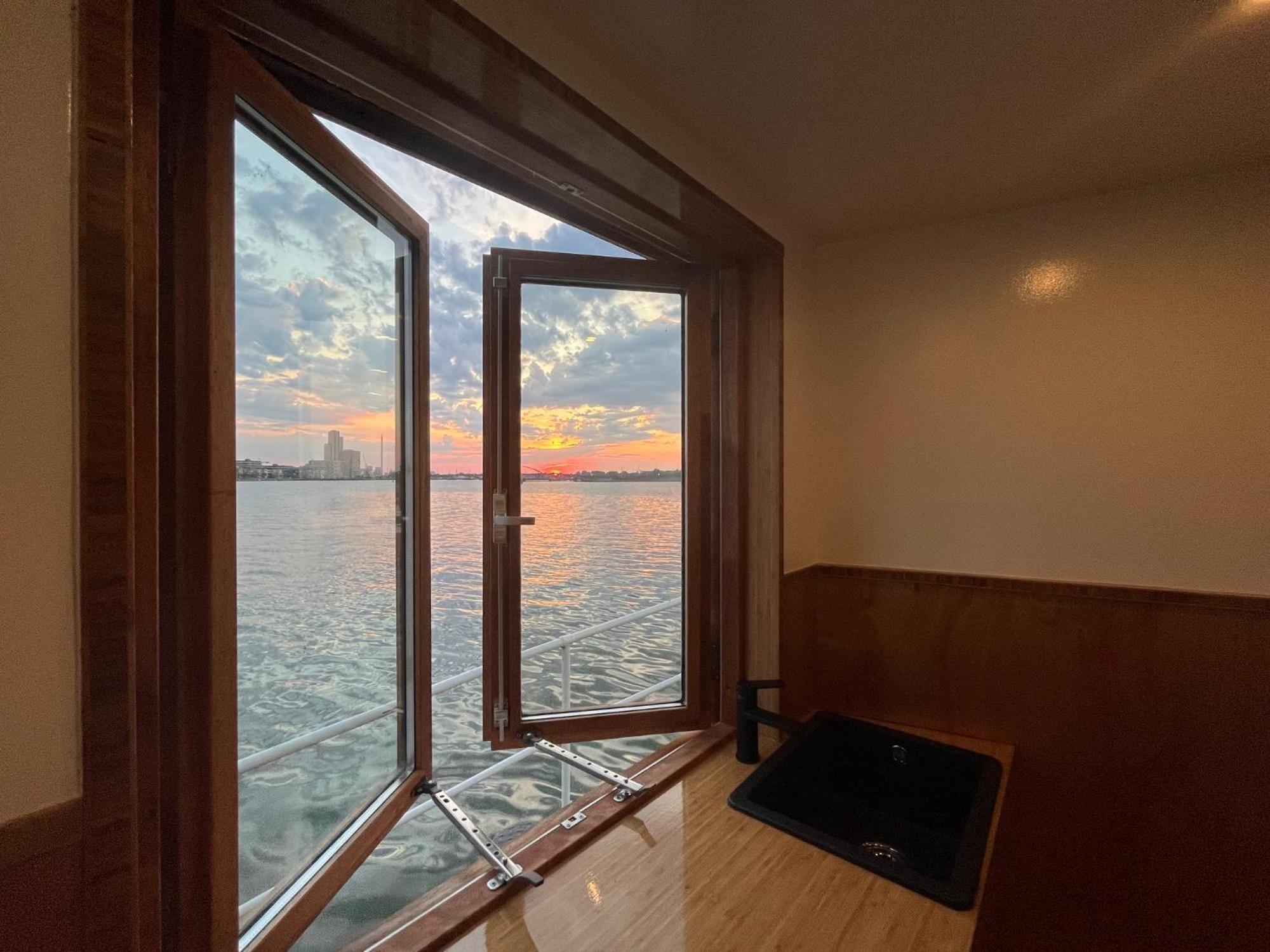 Casey's View House Boat *