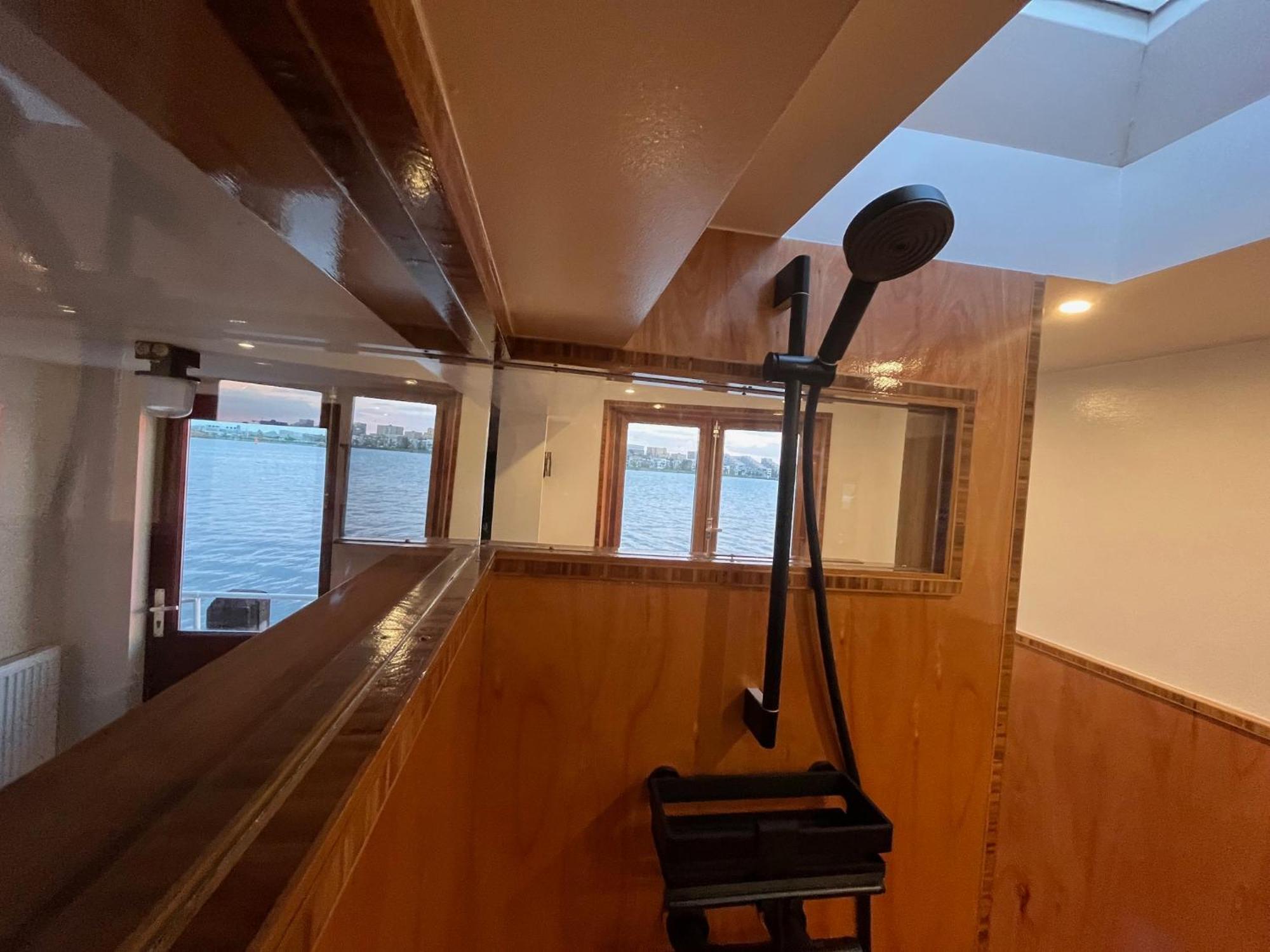 Casey's View House Boat Bed & Breakfast *
