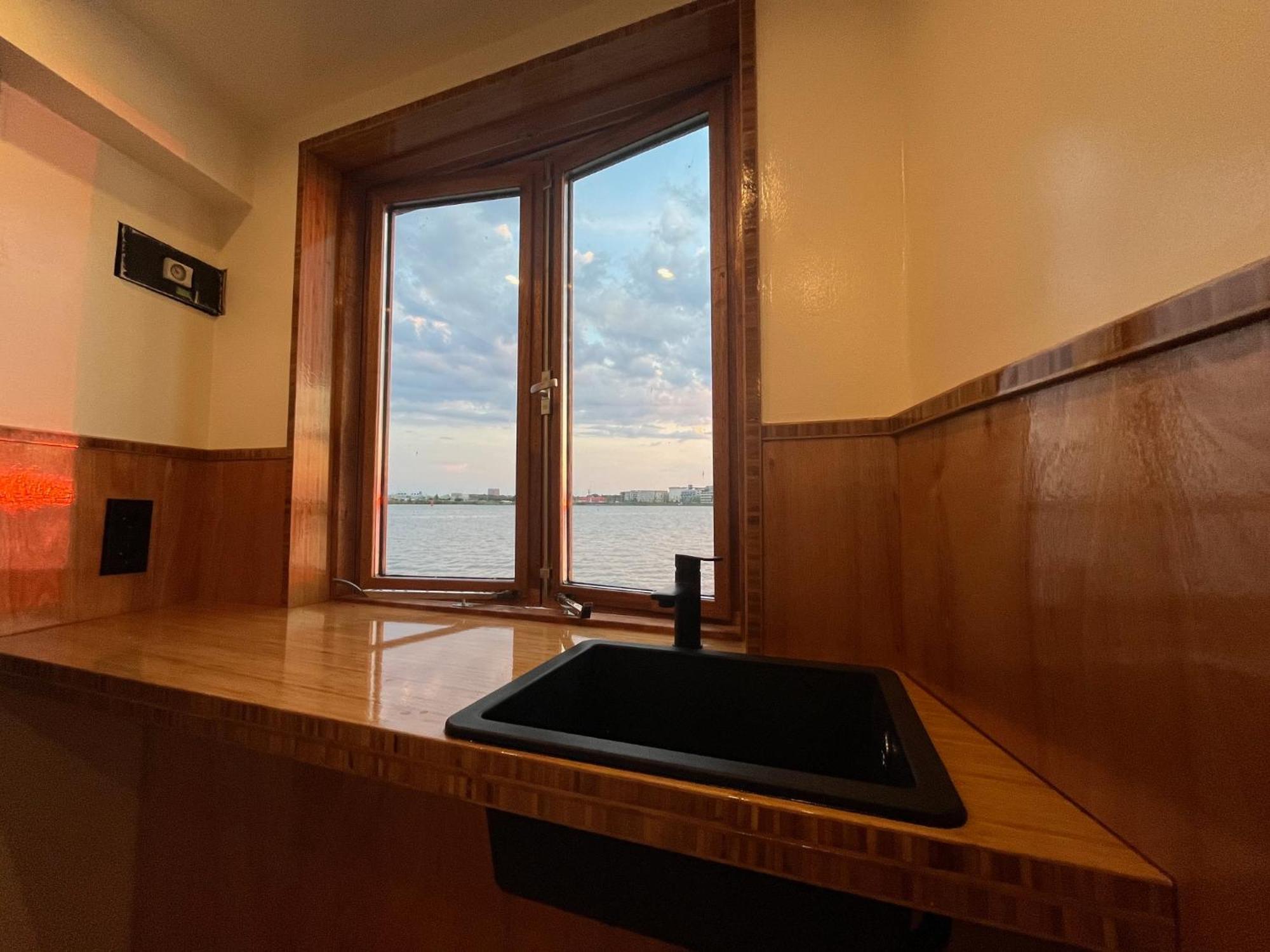 Couette-café Casey's View House Boat *
