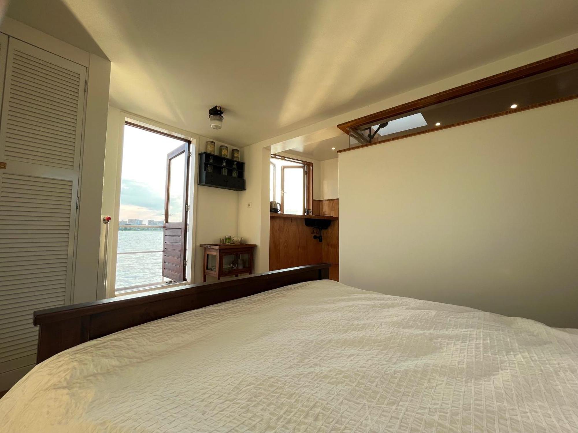 Casey's View House Boat Bed & Breakfast Amsterdam