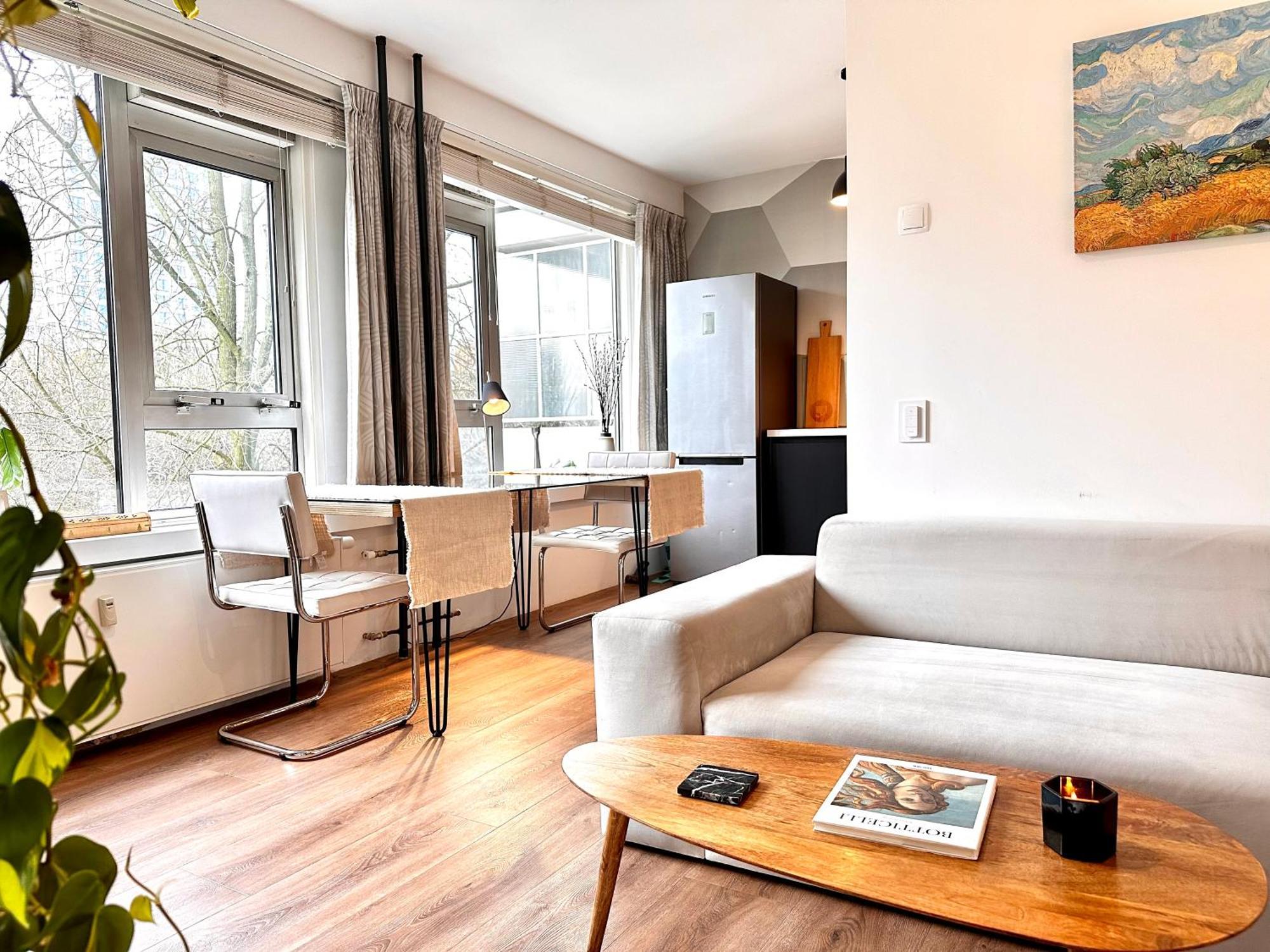 Apartment Cozy Retreat With Park Views And Free Parking *