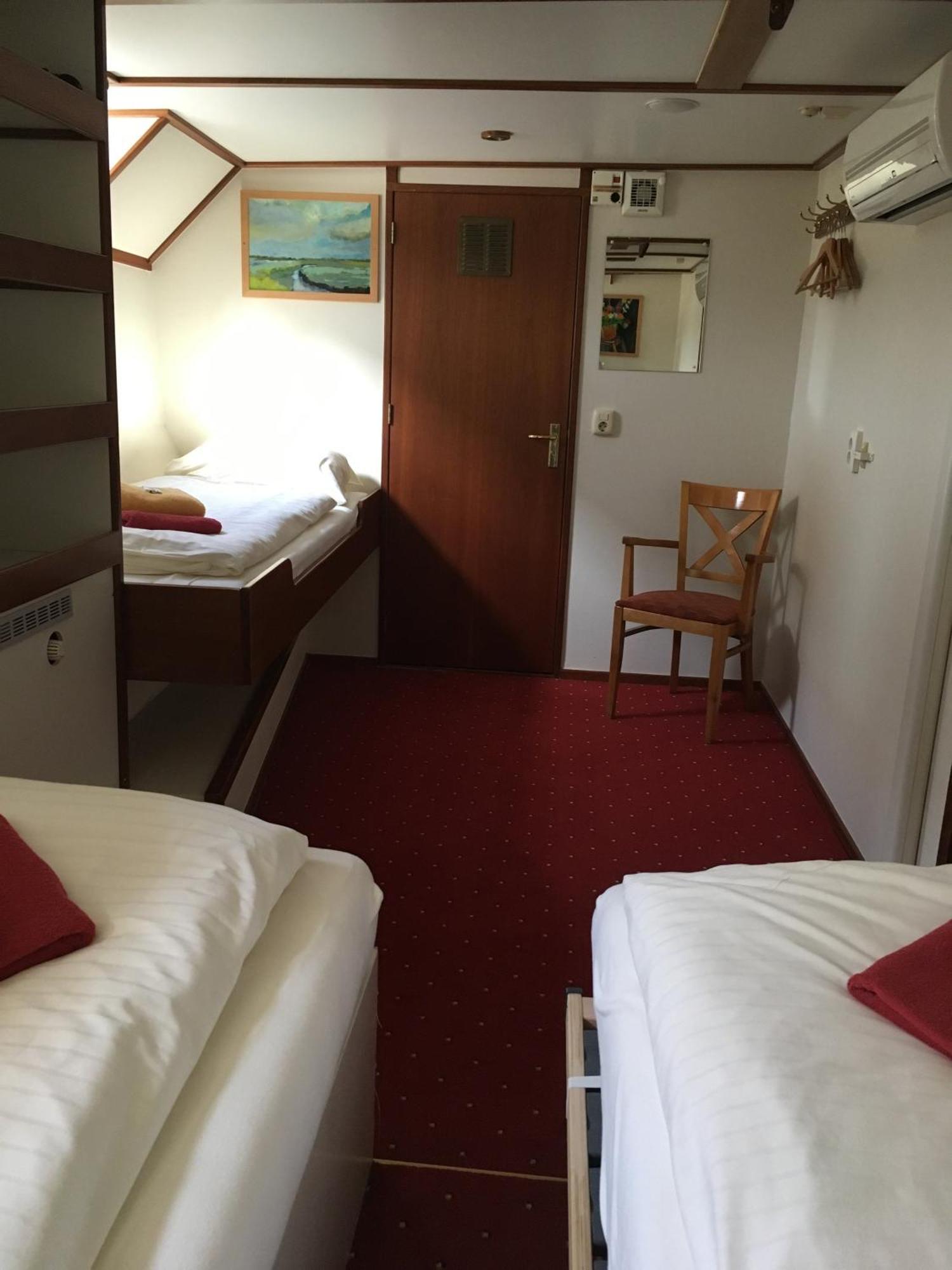 Sailing Hotel *