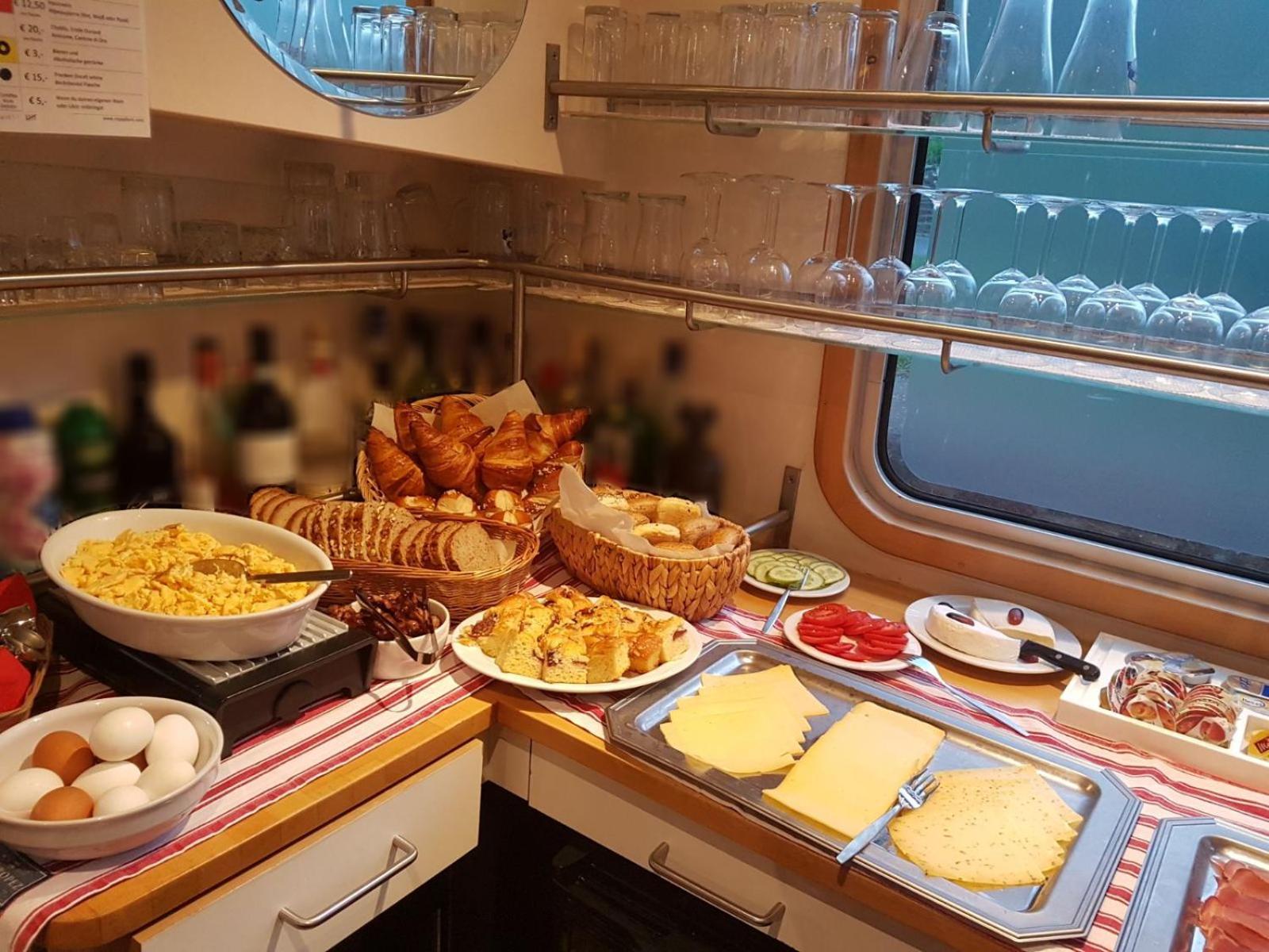Hotel Sailing