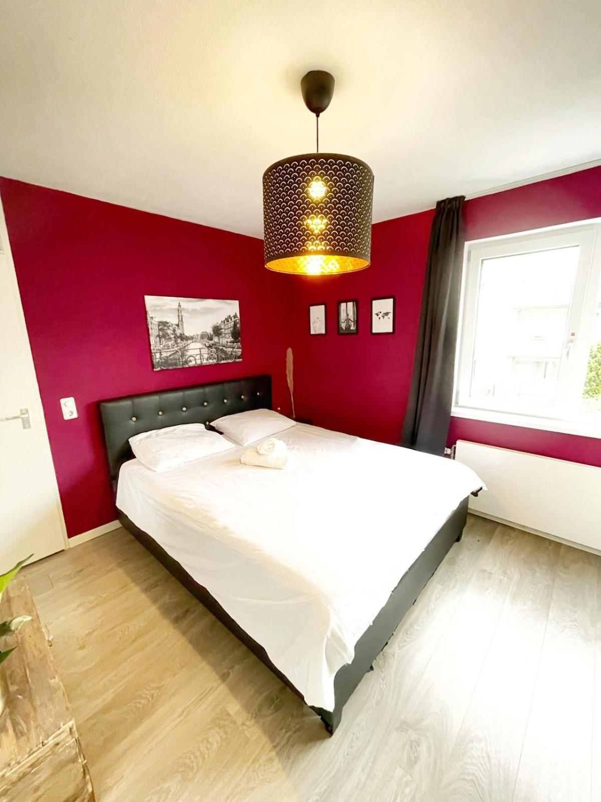 Spacious And Cozy House With Affordable Parking Amsterdam