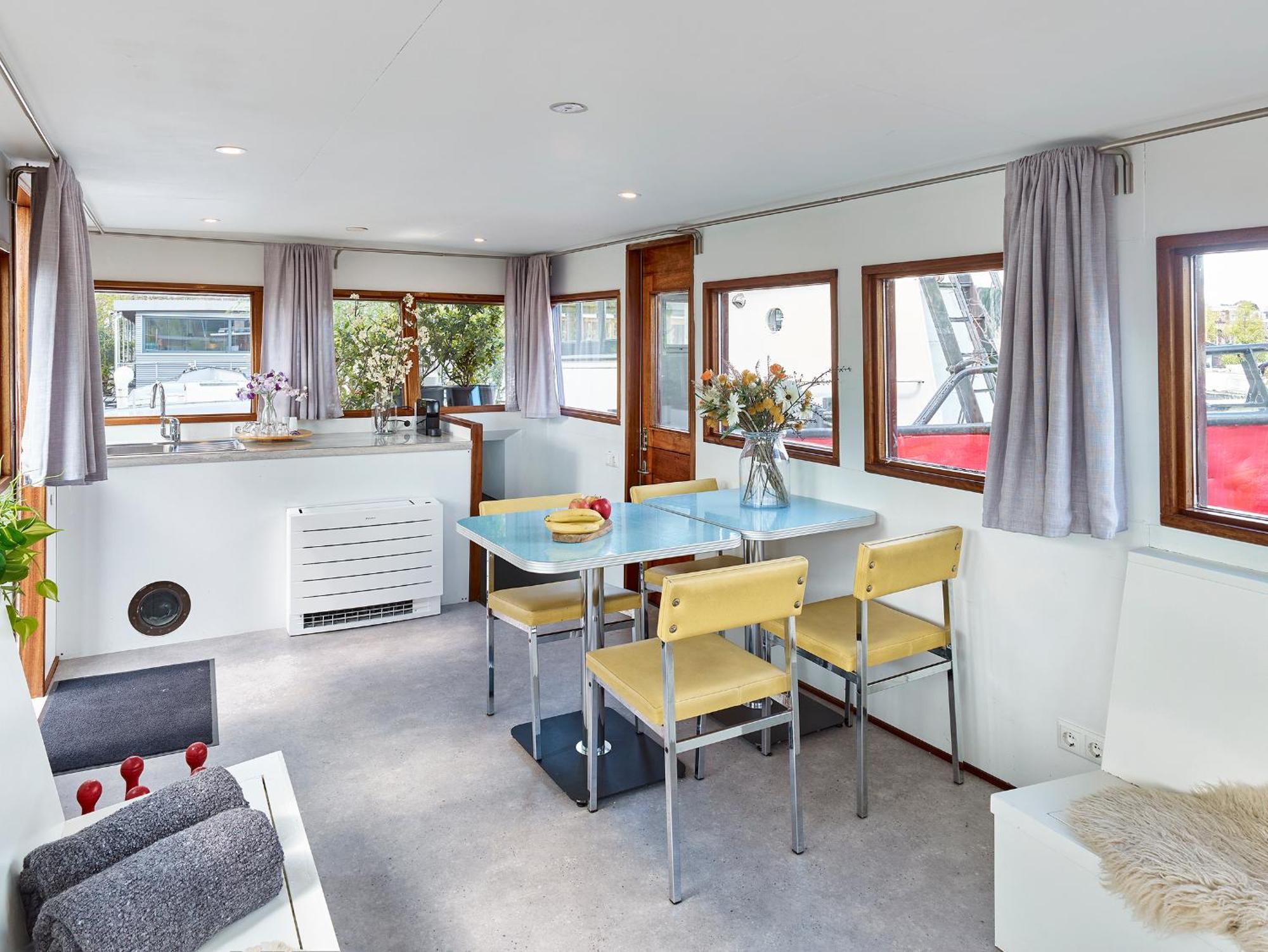 Your Houseboat Botel