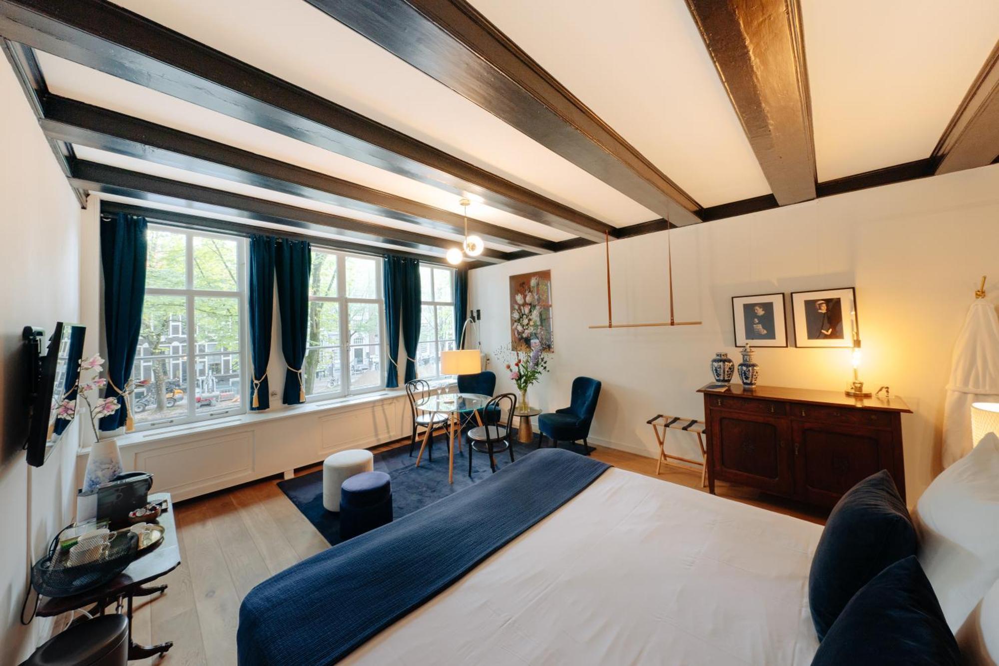 1637: Historic Canal View Guest house Amsterdam