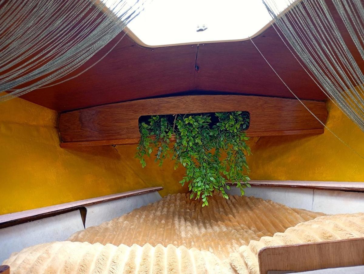 Romantic Sailboat Retreat For 2 Botel