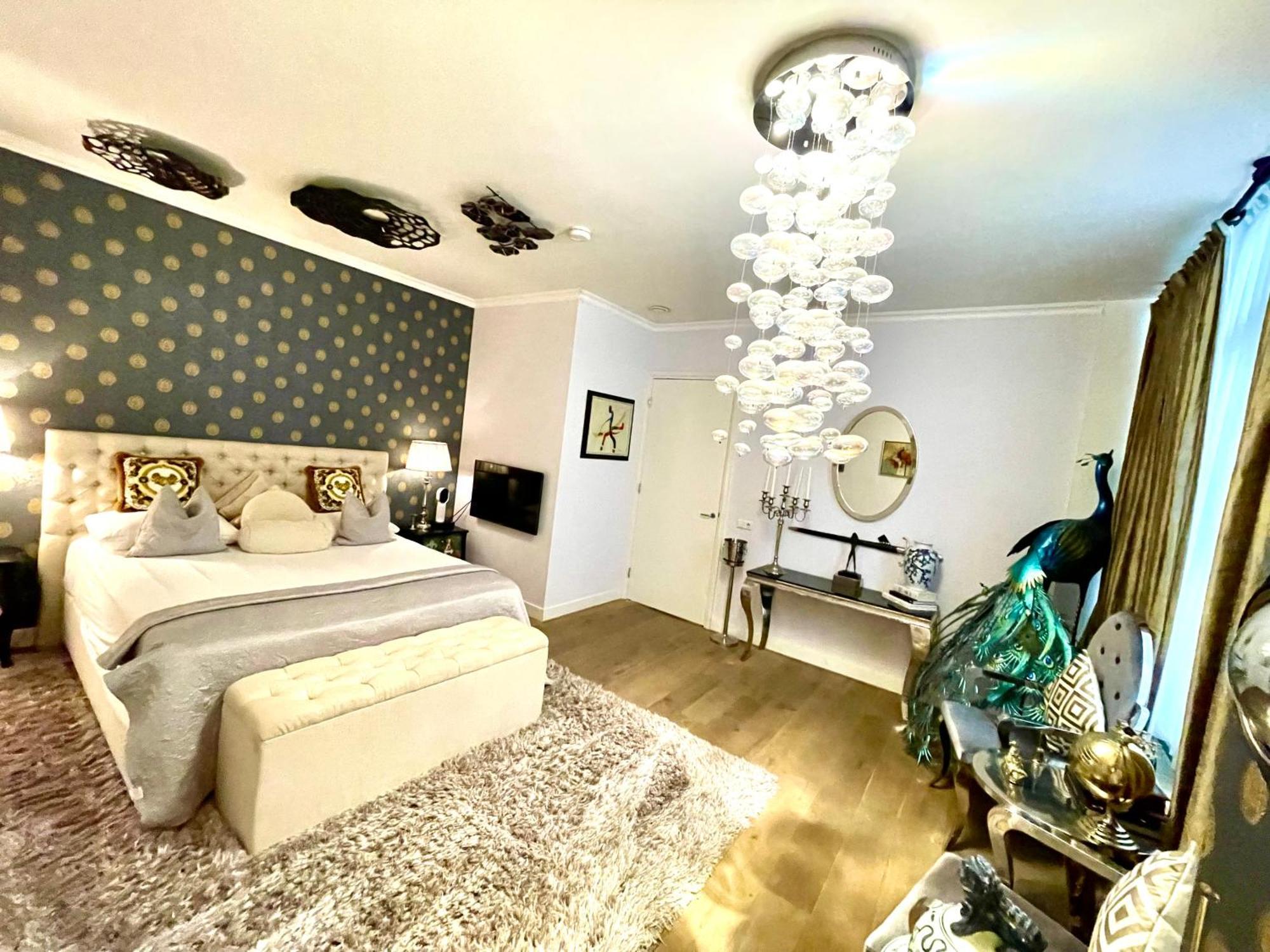 Luxury Center With Canal View 1 Kingsize Bed And 1 Sleeping Sofa Amsterdam