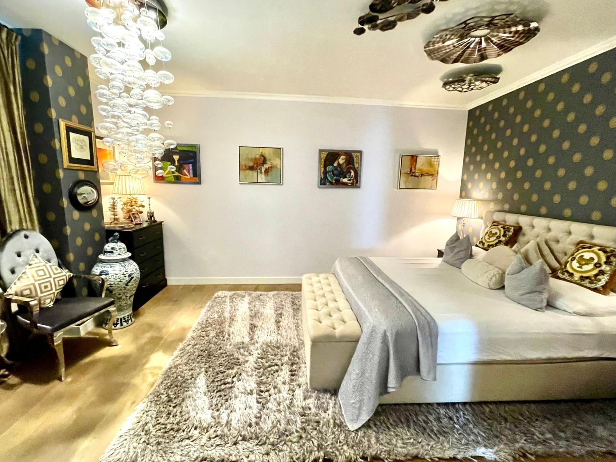 Luxury Center With Canal View 1 Kingsize Bed And 1 Sleeping Sofa Apartment *