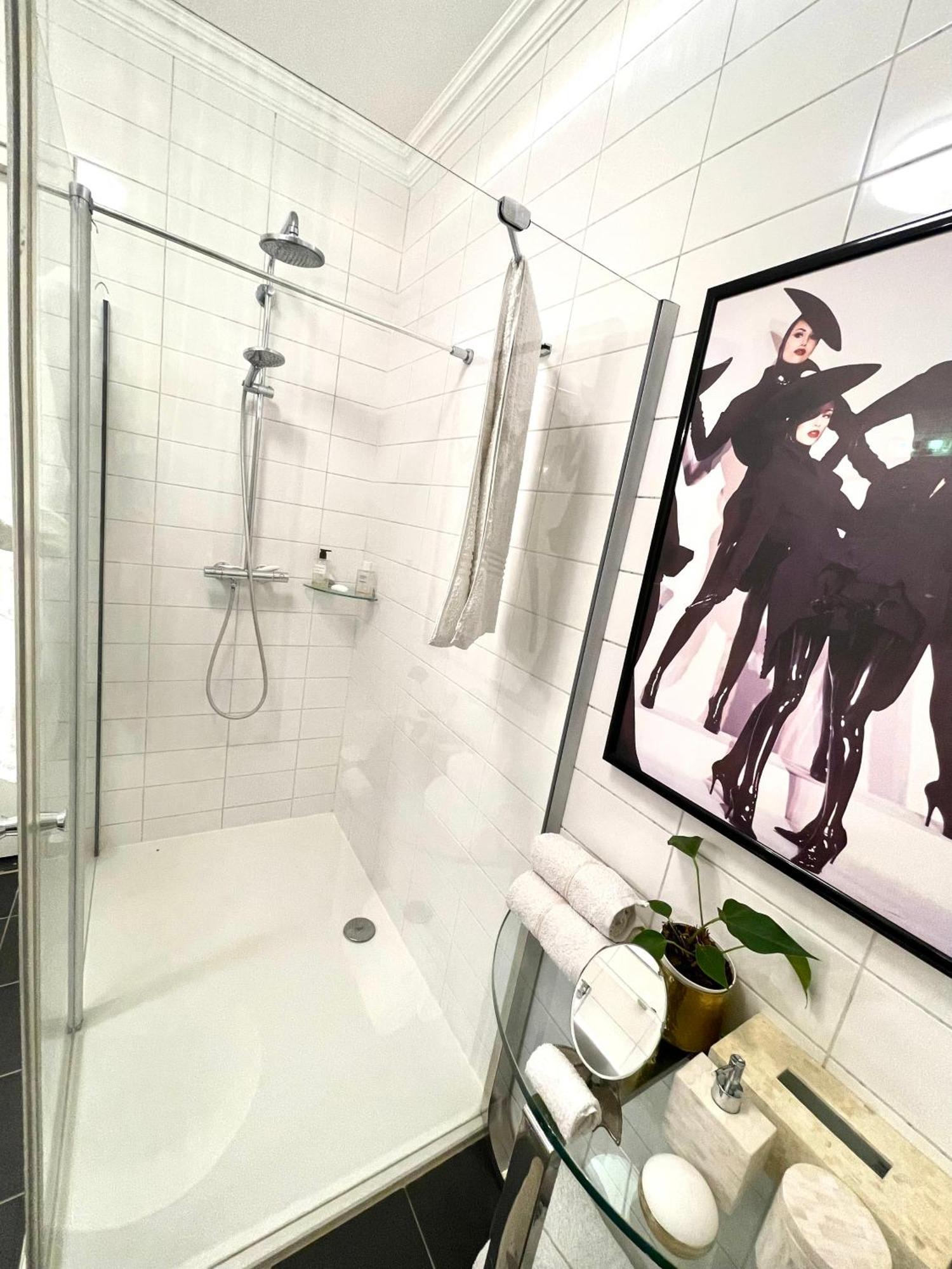 Luxury Center With Canal View 1 Kingsize Bed And 1 Sleeping Sofa Apartment *