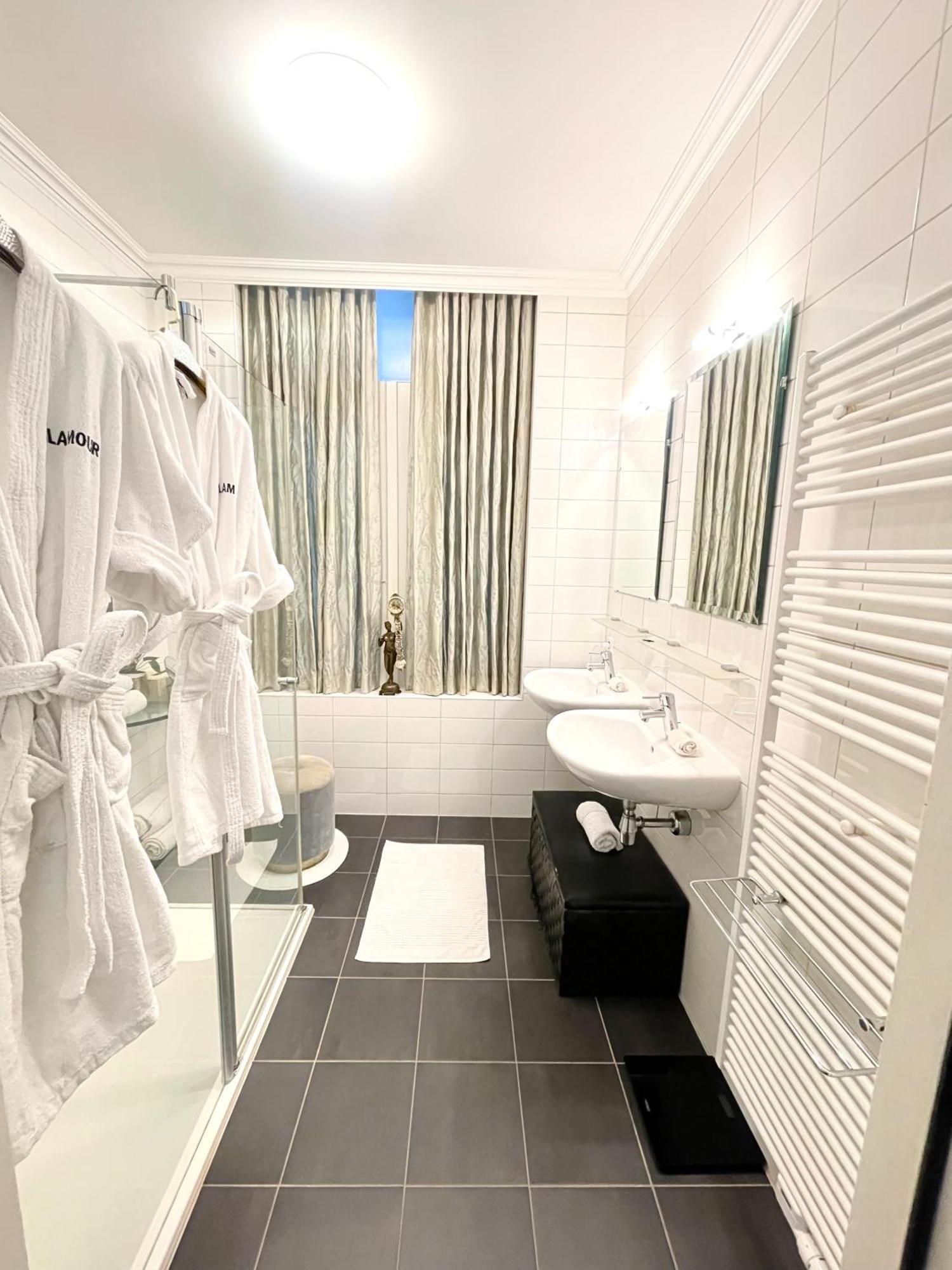 Luxury Center With Canal View 1 Kingsize Bed And 1 Sleeping Sofa *