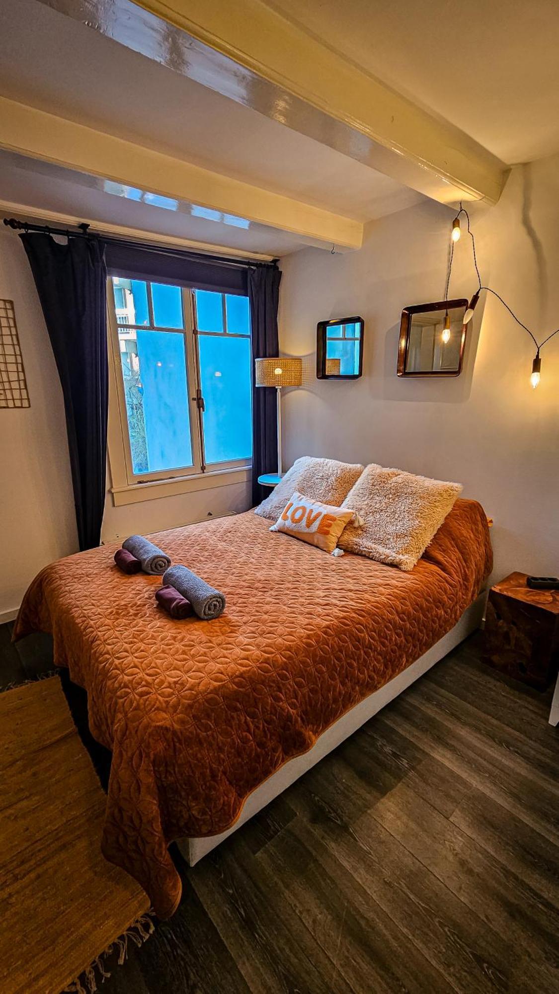 Bed & Breakfast En-suite In Historic Canalhouse From 1729