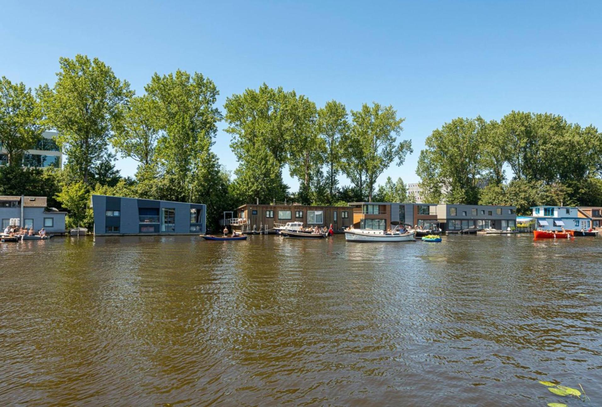Nova Houseboat Deluxe Free Bikes Amsterdam
