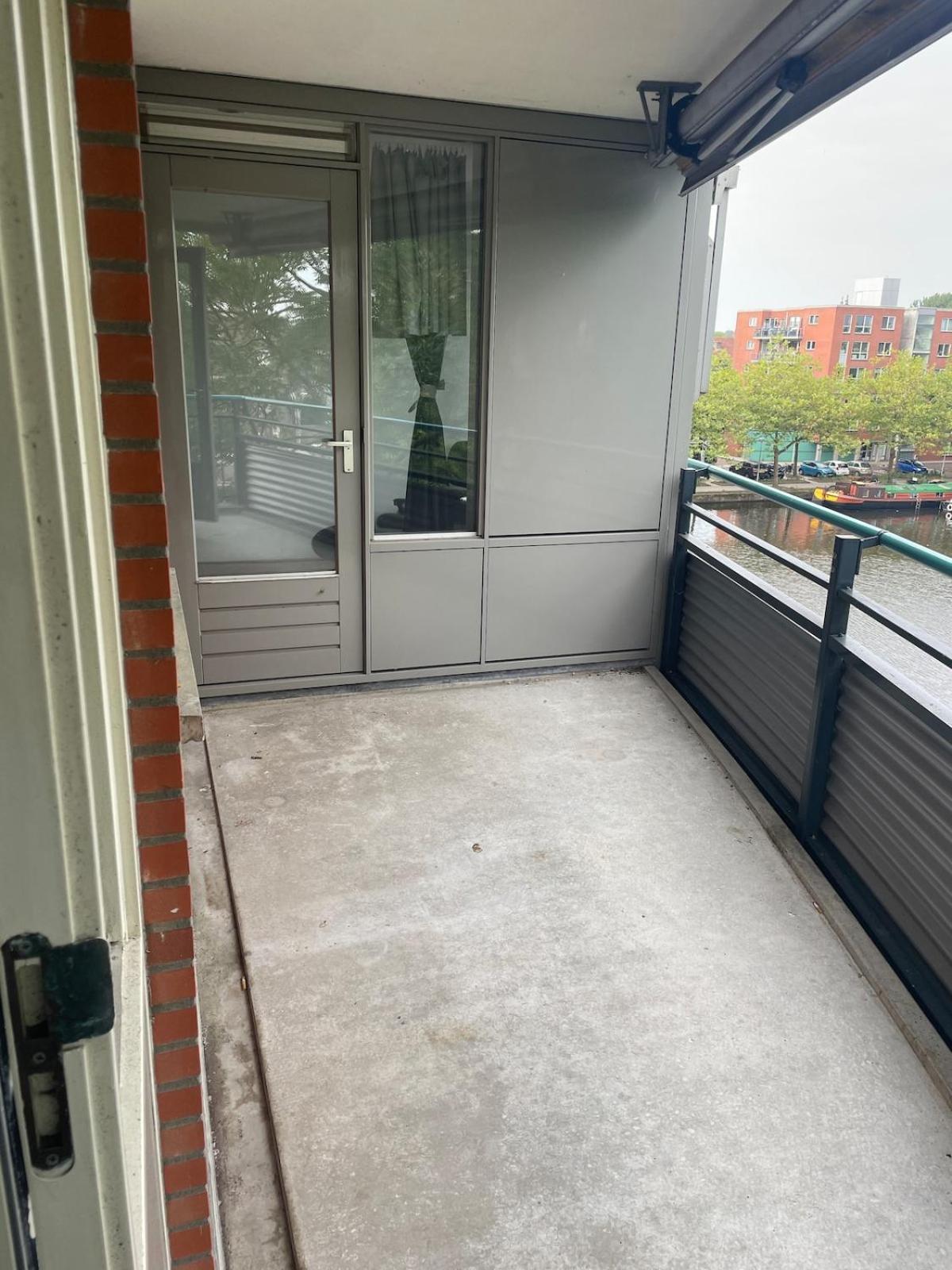 Large West With Balcony Apartment *