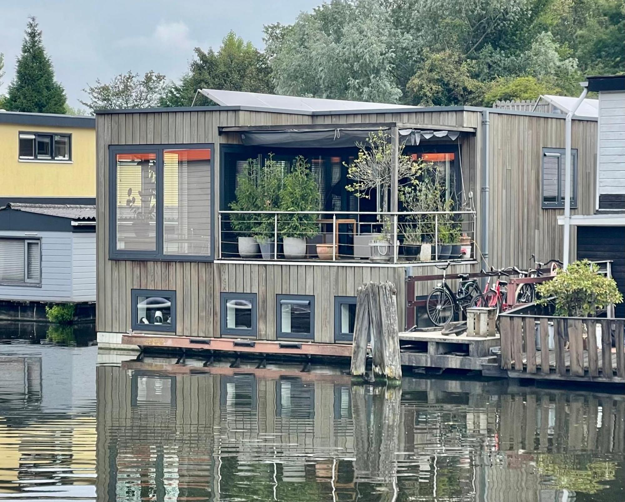 Villa Nova Houseboat Deluxe Free Bikes *