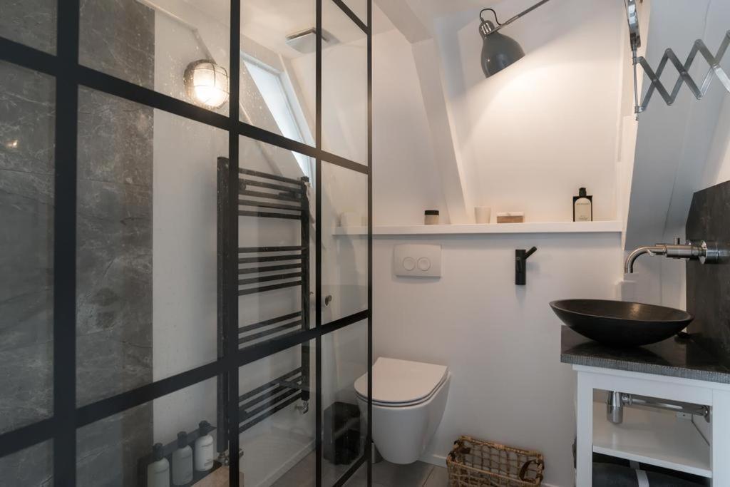 Two Bedroom In Historic Canalhouse From 1618 - Centre Bed & Breakfast 2*