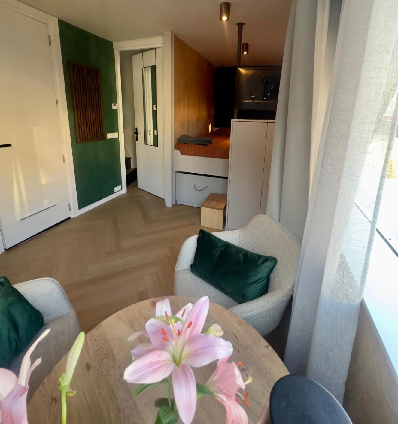 Houseboat Bnb The Floating Nest Botel *