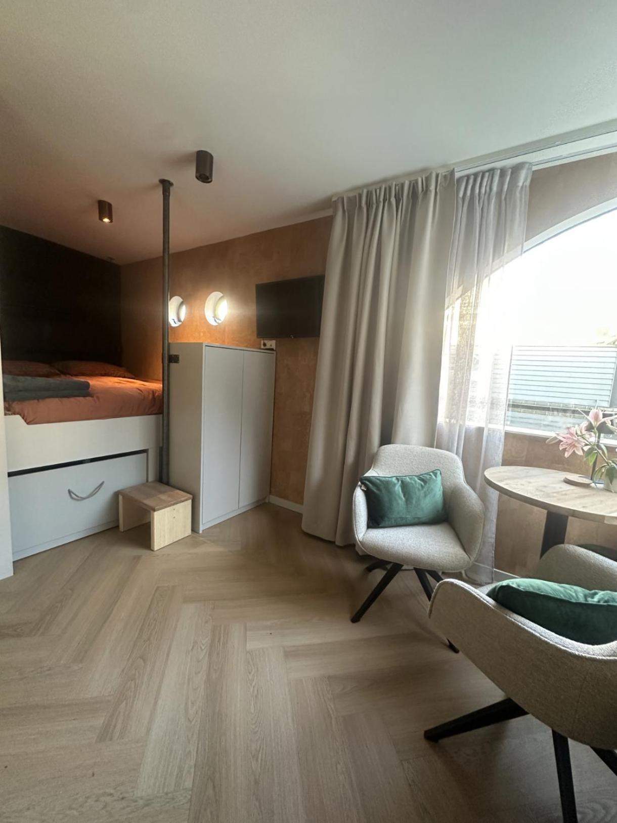 Botel Houseboat Bnb The Floating Nest *