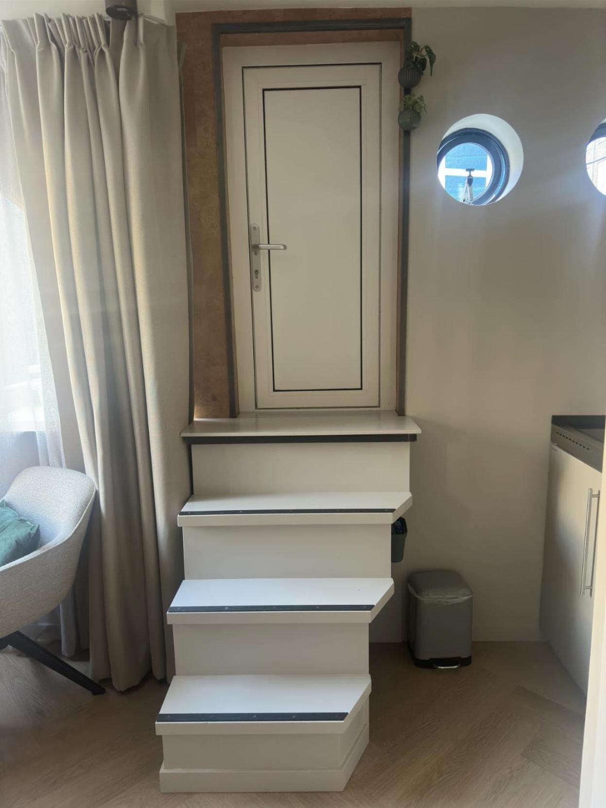 Botel Houseboat Bnb The Floating Nest