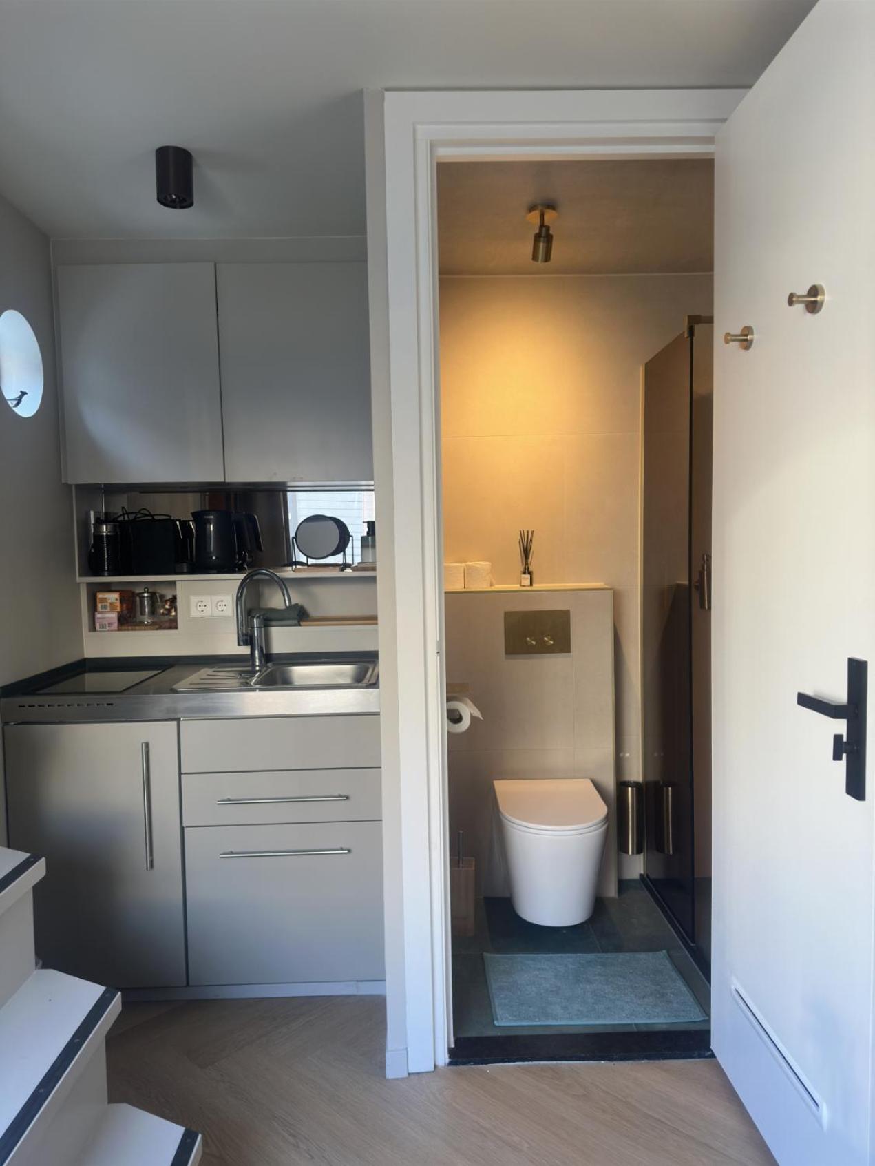 Houseboat Bnb The Floating Nest Botel *