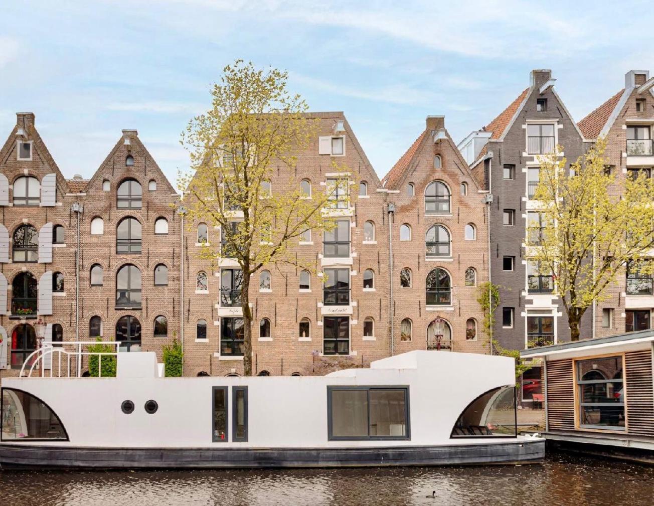 Botel Houseboat Bnb The Floating Nest *