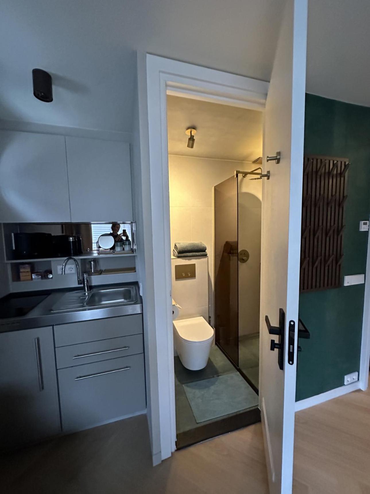Botel Houseboat Bnb The Floating Nest Amsterdam