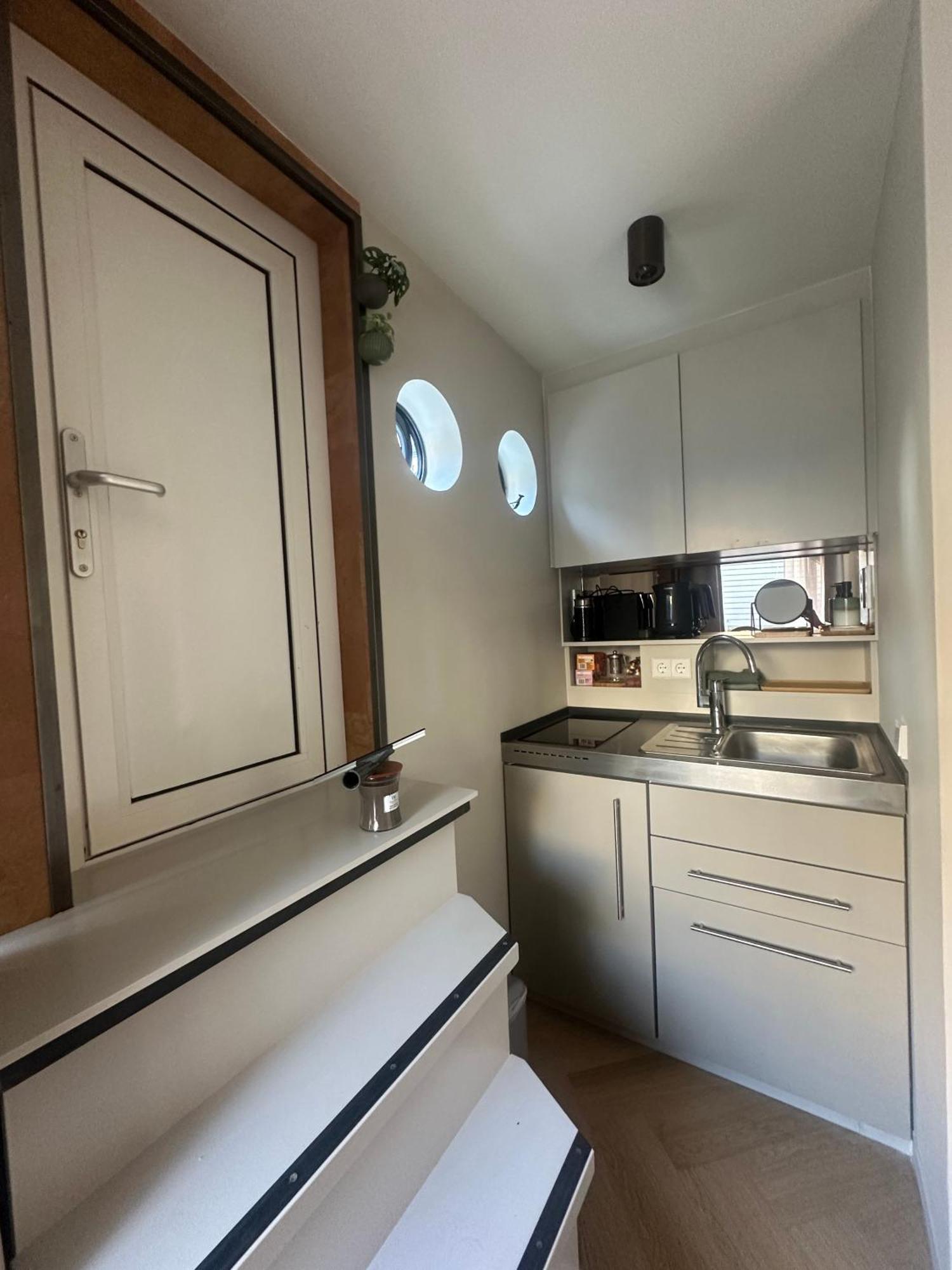 Botel Houseboat Bnb The Floating Nest