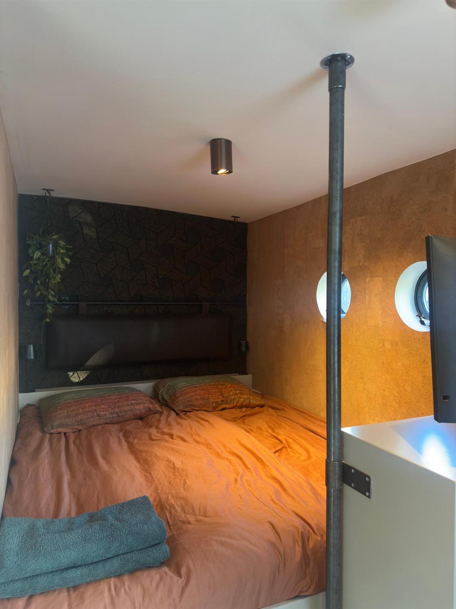 Botel Houseboat Bnb The Floating Nest