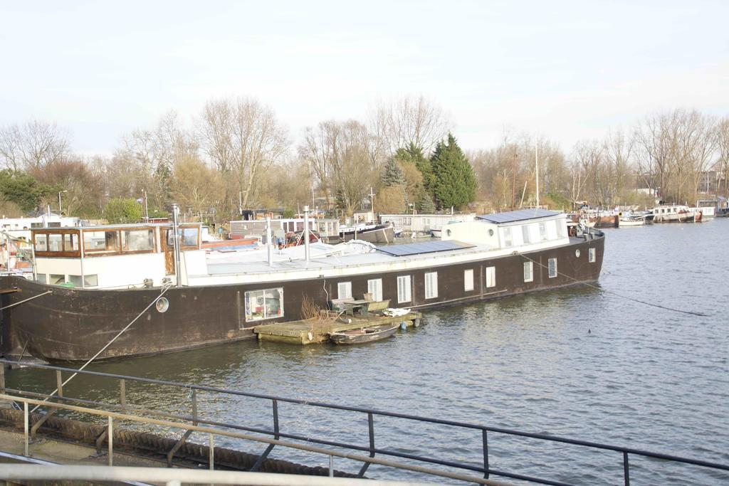 The Island Houseboat Botel Amsterdam