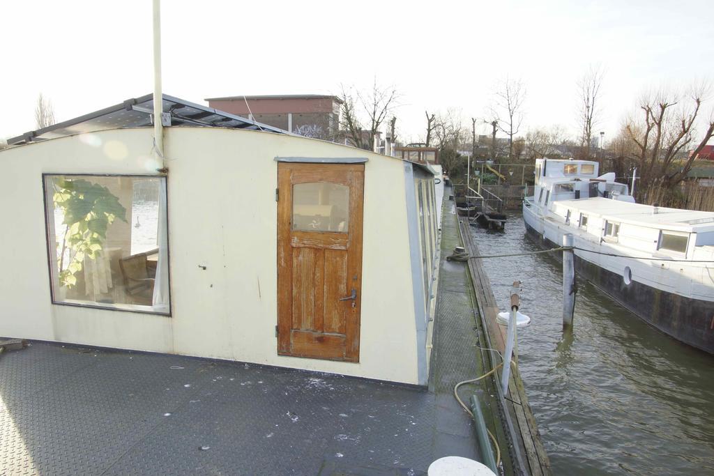 The Island Houseboat Botel Amsterdam