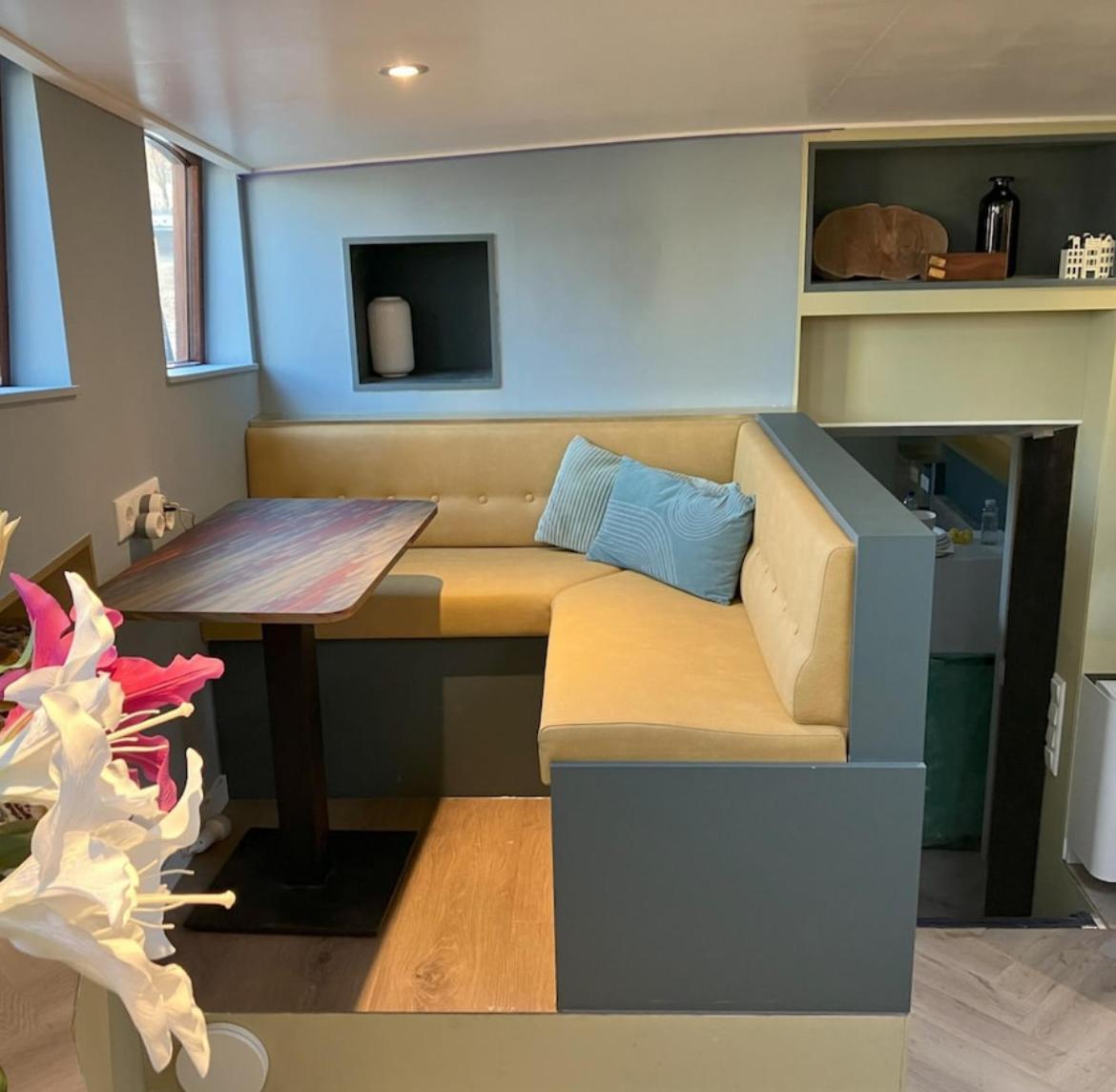 Houseboat Reussi Bed & Breakfast