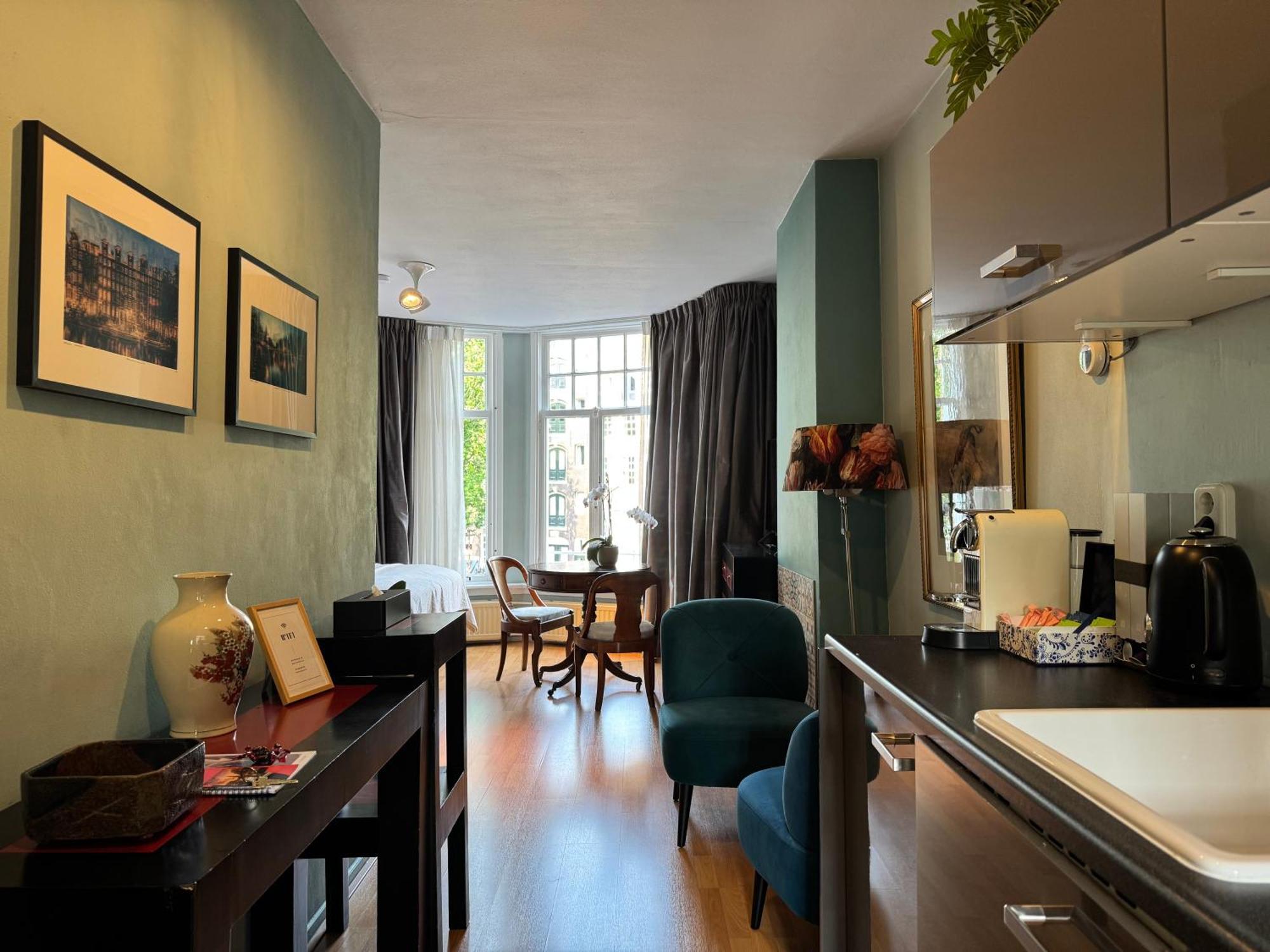 Bed & Breakfast Decor Canal House *