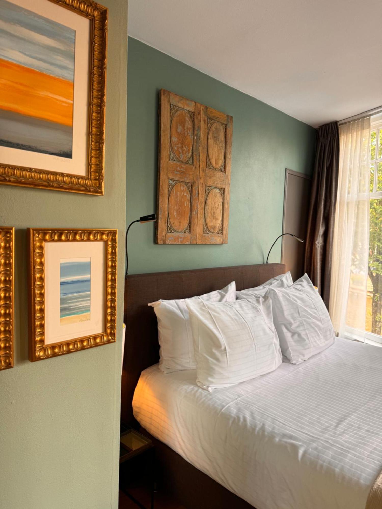 Bed & Breakfast Decor Canal House