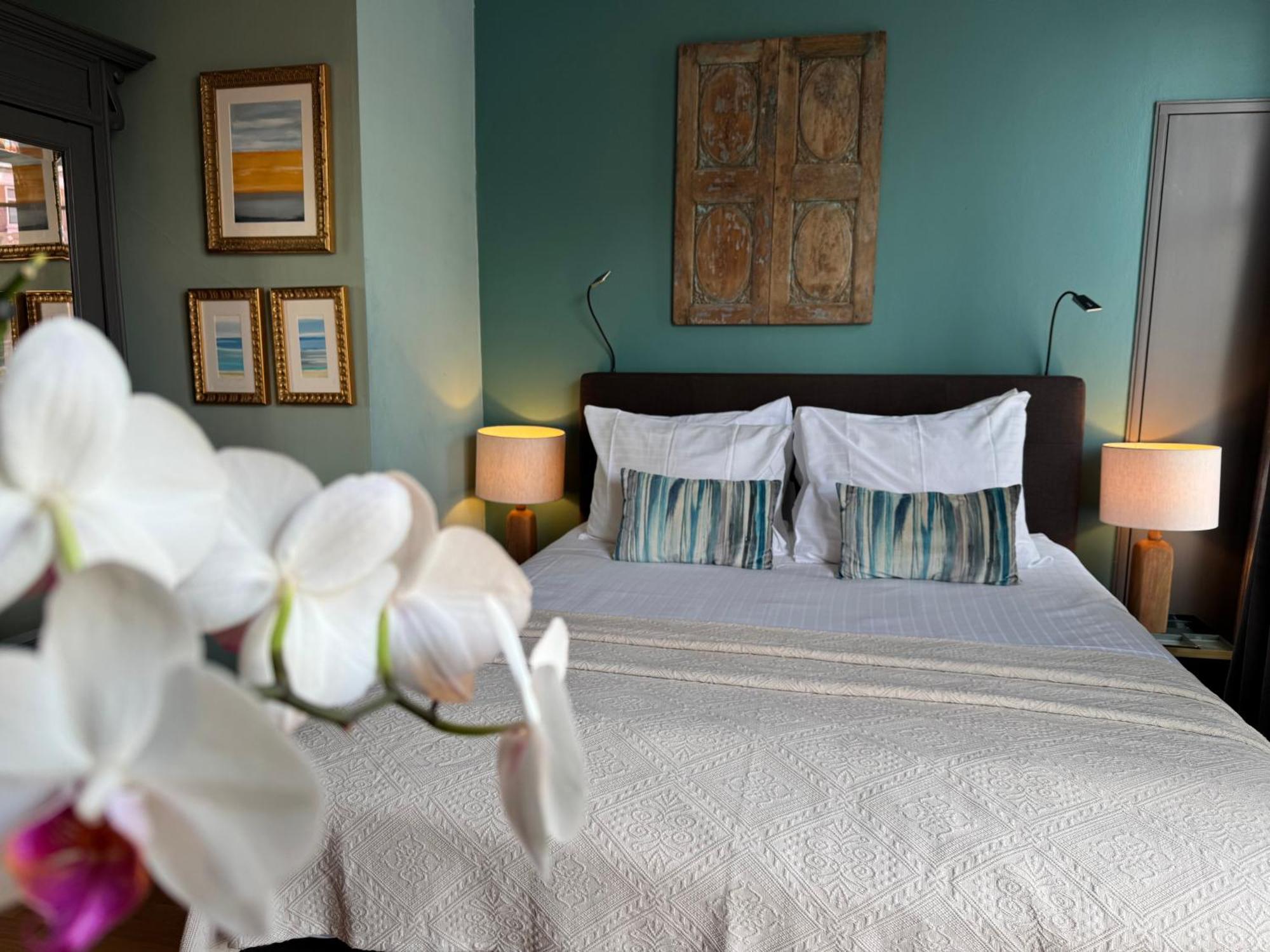 Bed & Breakfast Decor Canal House *